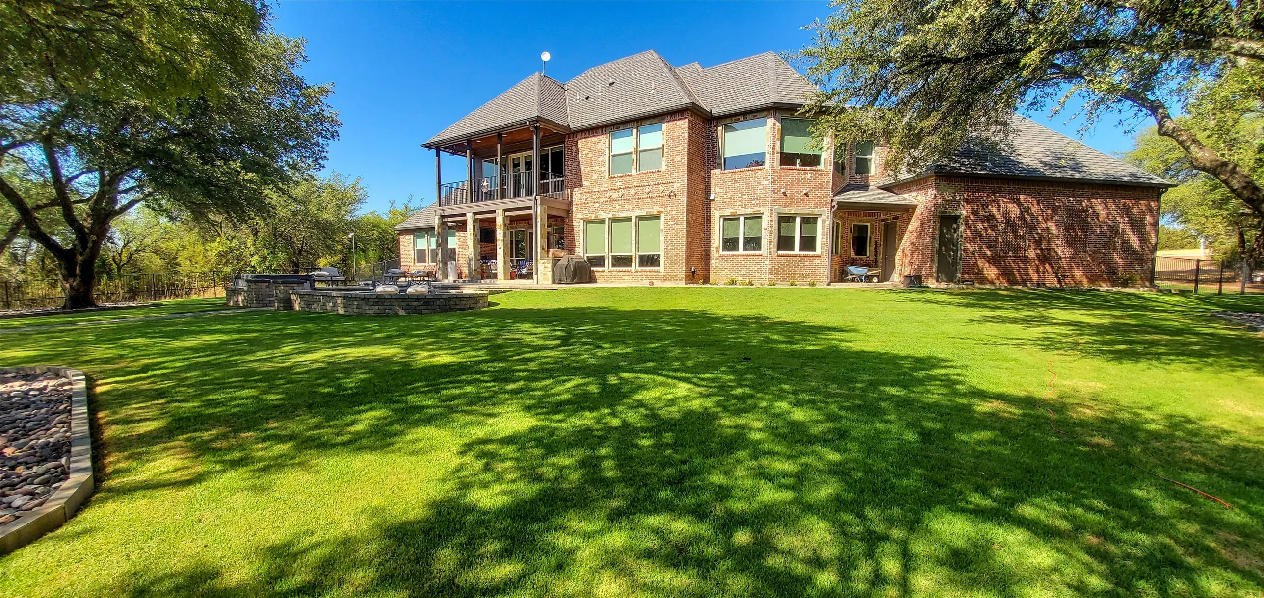 Single Family Residence For Sale in Hill County , 19069 Lakeview Court, Whitney, Texas 76692, 4 Bedroom, 4 Bathroom, 3 Garage spaces, 5,000 Sqft, built in 2016, mls#21221858, Real Estate Agent in Whitney, Homes For Sale in Hill county, Homes For Sale in Whitney, Realtor in Whitney Texas, Real Estate Brokerage Independent Realty Texas, Luminita Cordes Realtor