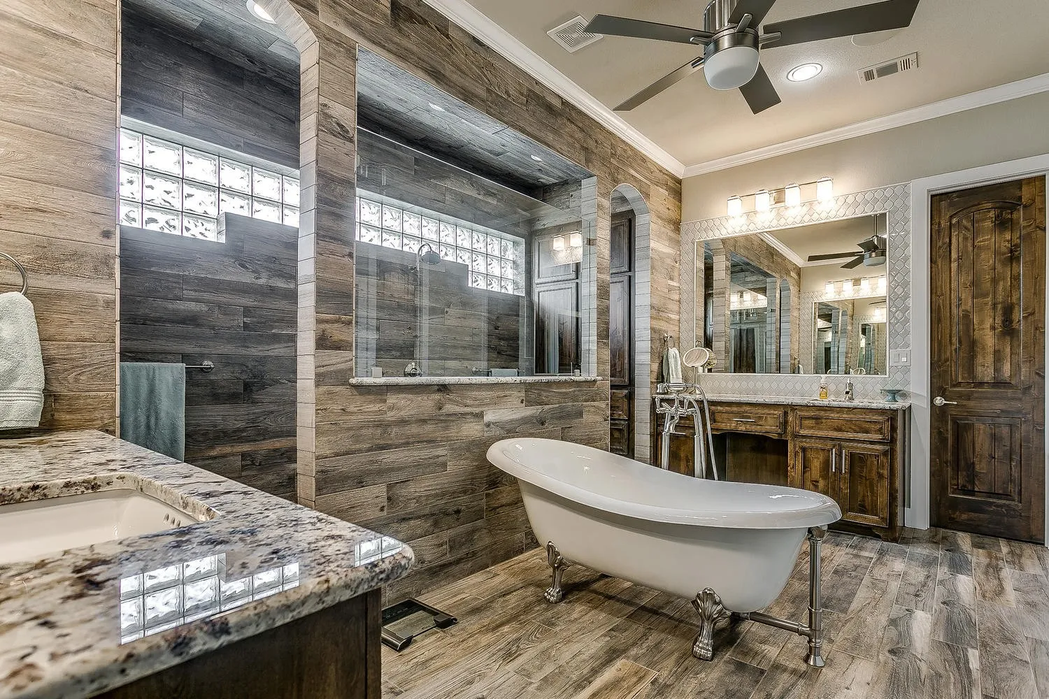 Single Family Residence For Sale in Hill County , 19069 Lakeview Court, Whitney, Texas 76692, 4 Bedroom, 4 Bathroom, 3 Garage spaces, 5,000 Sqft, built in 2016, mls#21221858, Real Estate Agent in Whitney, Homes For Sale in Hill county, Homes For Sale in Whitney, Realtor in Whitney Texas, Real Estate Brokerage Independent Realty Texas, Luminita Cordes Realtor
