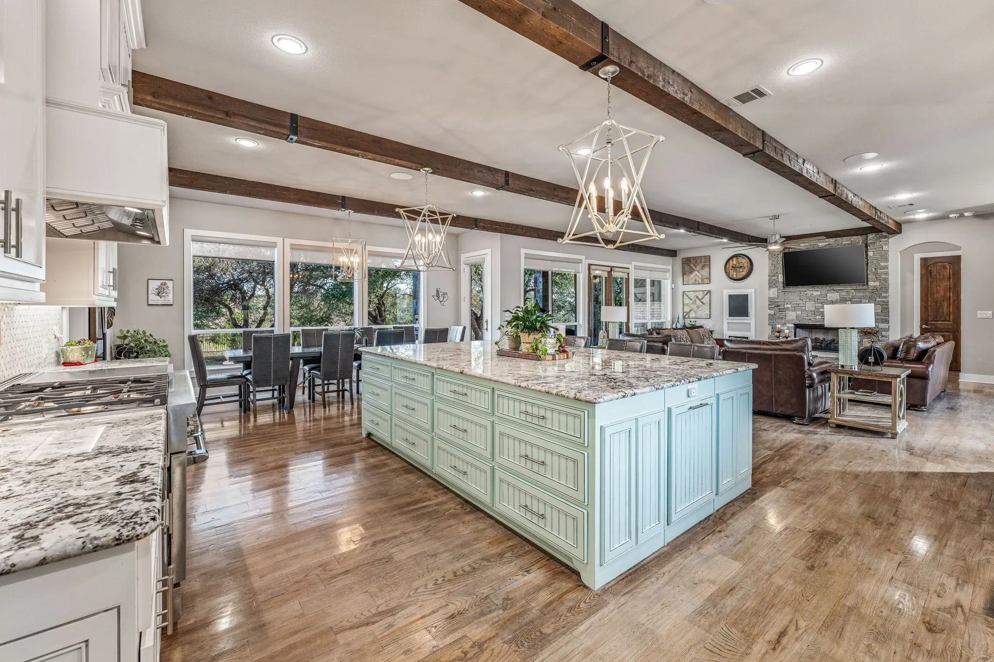 Single Family Residence For Sale in Hill County , 19069 Lakeview Court, Whitney, Texas 76692, 4 Bedroom, 4 Bathroom, 3 Garage spaces, 5,000 Sqft, built in 2016, mls#21221858, Real Estate Agent in Whitney, Homes For Sale in Hill county, Homes For Sale in Whitney, Realtor in Whitney Texas, Real Estate Brokerage Independent Realty Texas, Luminita Cordes Realtor