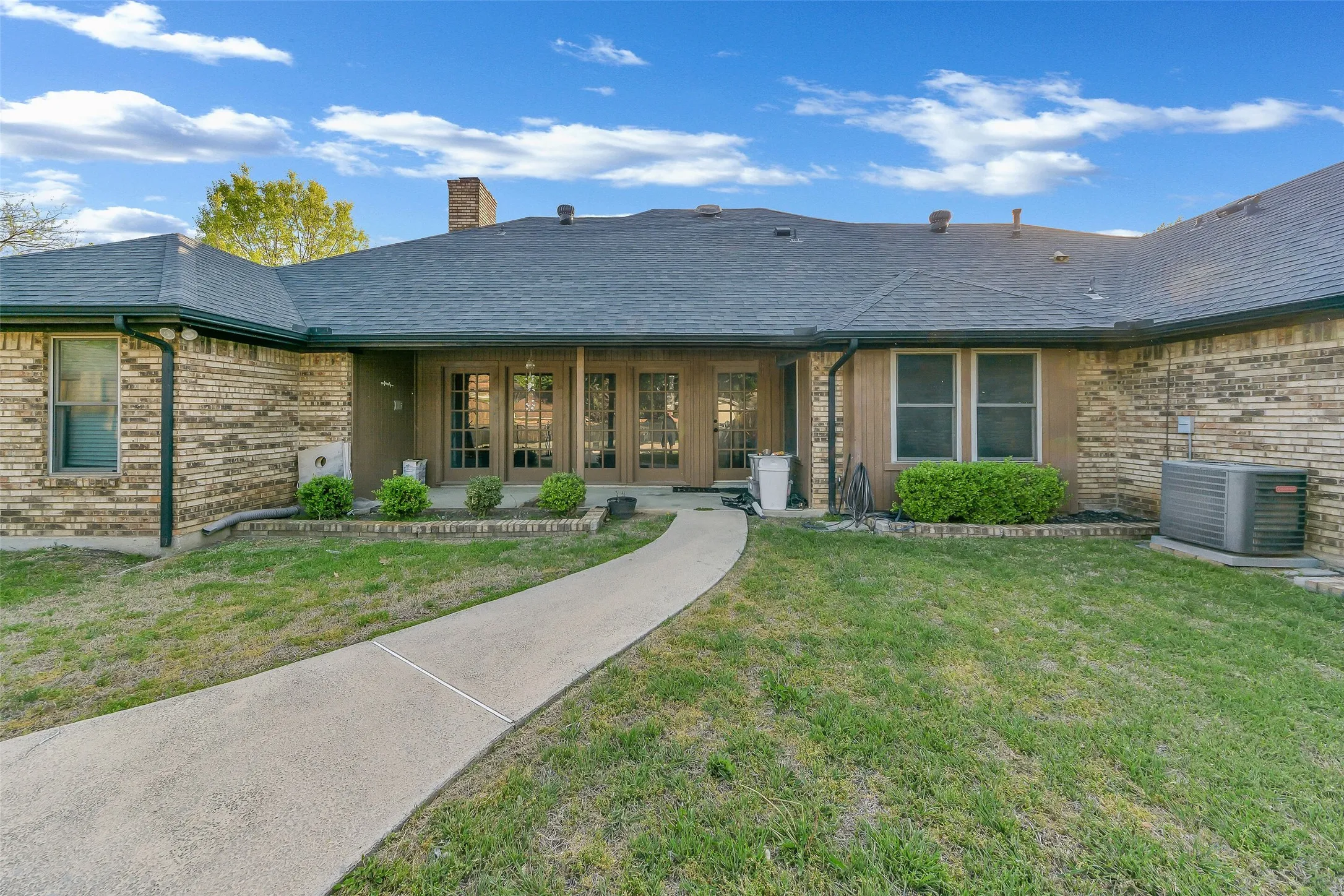 Single Family Residence For Sale in Dallas County , 1011 Briar Hill Circle, Duncanville, Texas 75137, 4 Bedroom, 3 Bathroom, 2 Garage spaces, 2,789 Sqft, built in 1984, Preowned, mls#21223804, Real Estate Agent in Duncanville, Homes For Sale in Dallas county, Homes For Sale in Duncanville, Realtor in Duncanville Texas, Real Estate Brokerage Independent Realty Texas, Luminita Cordes Realtor