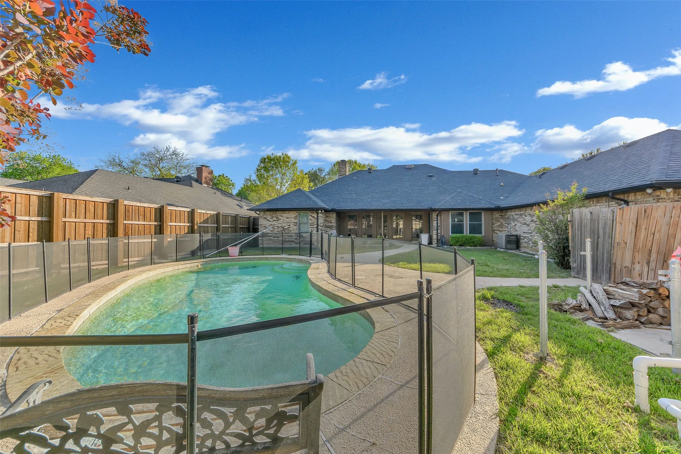 Single Family Residence For Sale in Dallas County , 1011 Briar Hill Circle, Duncanville, Texas 75137, 4 Bedroom, 3 Bathroom, 2 Garage spaces, 2,789 Sqft, built in 1984, Preowned, mls#21223804, Real Estate Agent in Duncanville, Homes For Sale in Dallas county, Homes For Sale in Duncanville, Realtor in Duncanville Texas, Real Estate Brokerage Independent Realty Texas, Luminita Cordes Realtor
