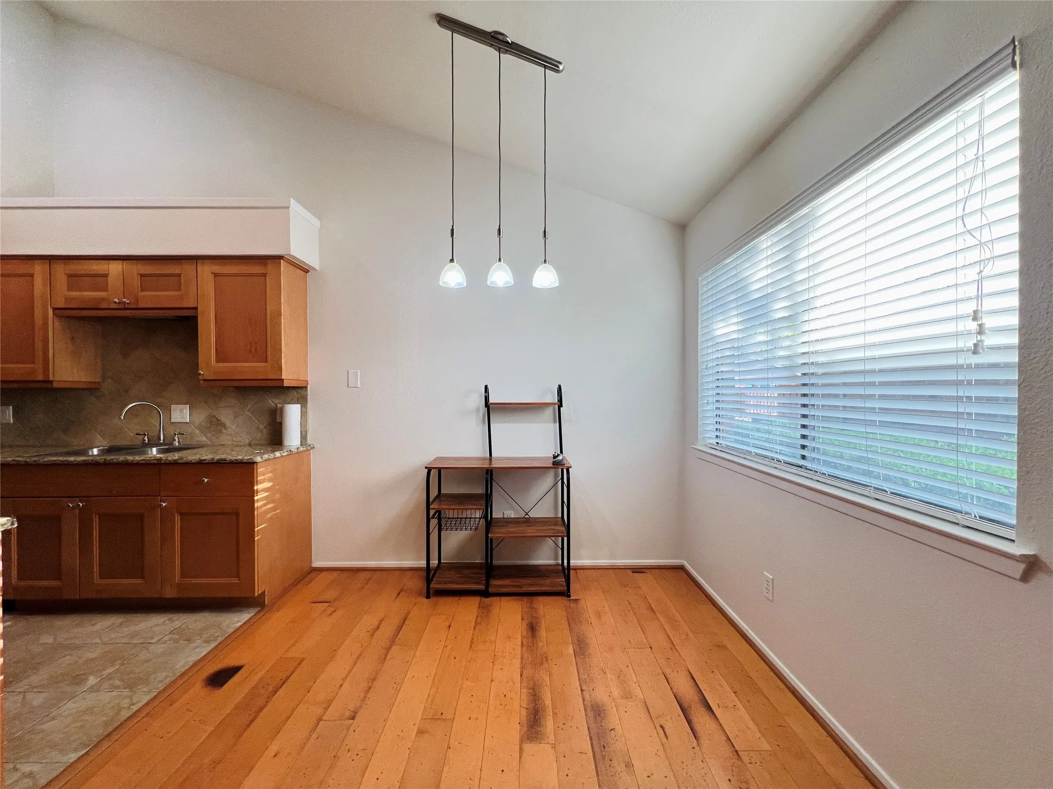 Townhouse For Rent in Tarrant County , 5759 Cedar Creek Drive, Benbrook, Texas 76109, 2 Bedroom, 2 Bathroom, Garage spaces, 980 Sqft, built in 1984, Preowned, mls#21224758, Real Estate Agent in Benbrook, Homes For Rent in Tarrant county, Homes For Rent in Benbrook, Realtor in Benbrook Texas, Real Estate Brokerage Independent Realty Texas, Luminita Cordes Realtor