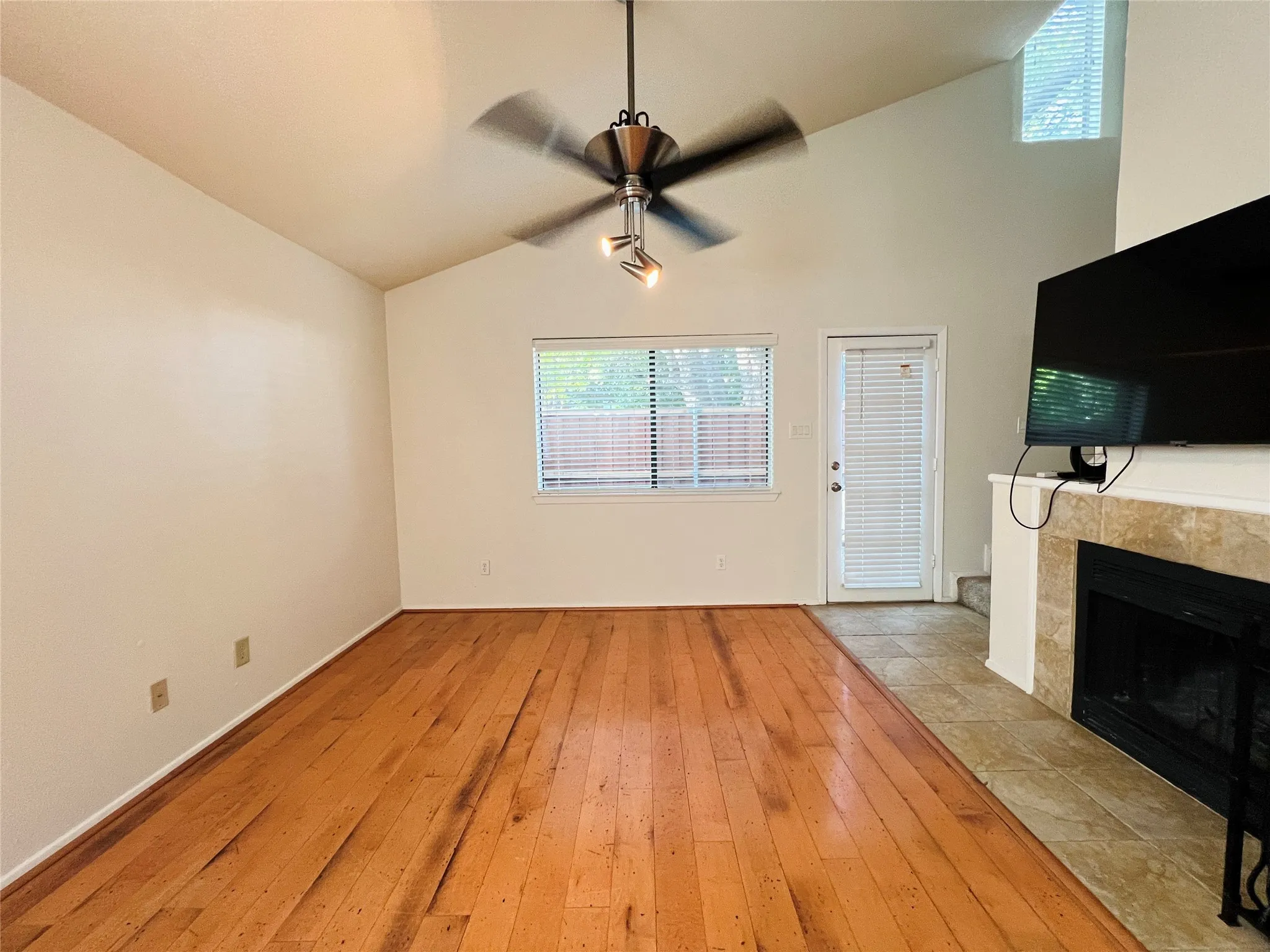 Townhouse For Rent in Tarrant County , 5759 Cedar Creek Drive, Benbrook, Texas 76109, 2 Bedroom, 2 Bathroom, Garage spaces, 980 Sqft, built in 1984, Preowned, mls#21224758, Real Estate Agent in Benbrook, Homes For Rent in Tarrant county, Homes For Rent in Benbrook, Realtor in Benbrook Texas, Real Estate Brokerage Independent Realty Texas, Luminita Cordes Realtor