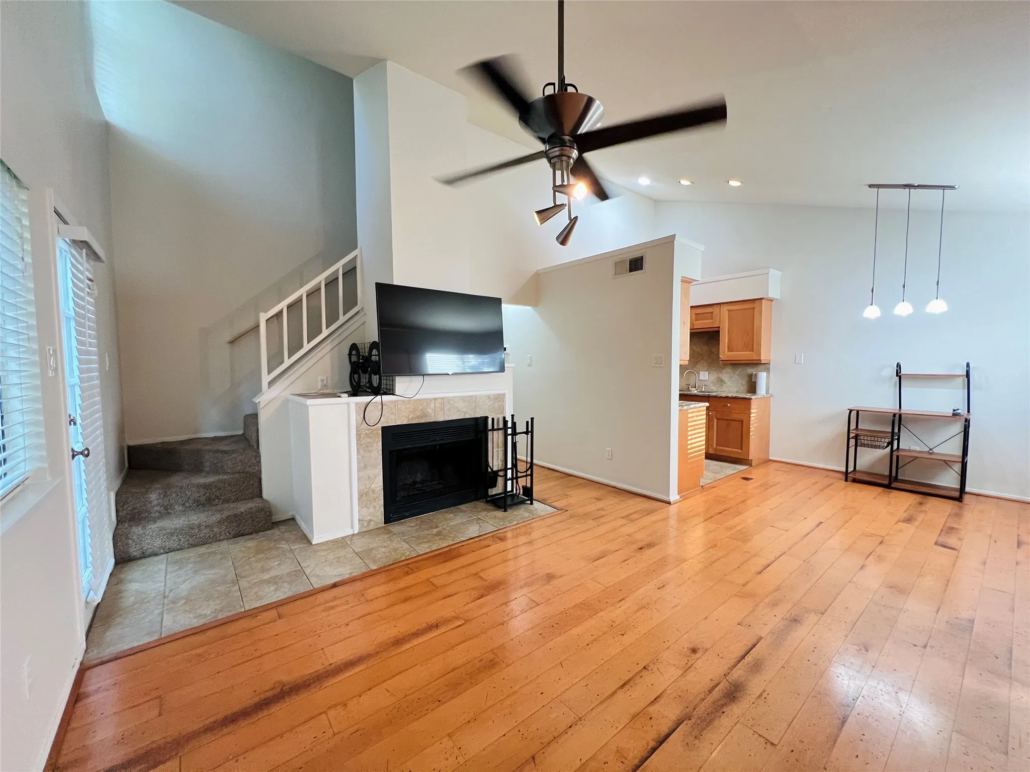 Townhouse For Rent in Tarrant County , 5759 Cedar Creek Drive, Benbrook, Texas 76109, 2 Bedroom, 2 Bathroom, Garage spaces, 980 Sqft, built in 1984, Preowned, mls#21224758, Real Estate Agent in Benbrook, Homes For Rent in Tarrant county, Homes For Rent in Benbrook, Realtor in Benbrook Texas, Real Estate Brokerage Independent Realty Texas, Luminita Cordes Realtor
