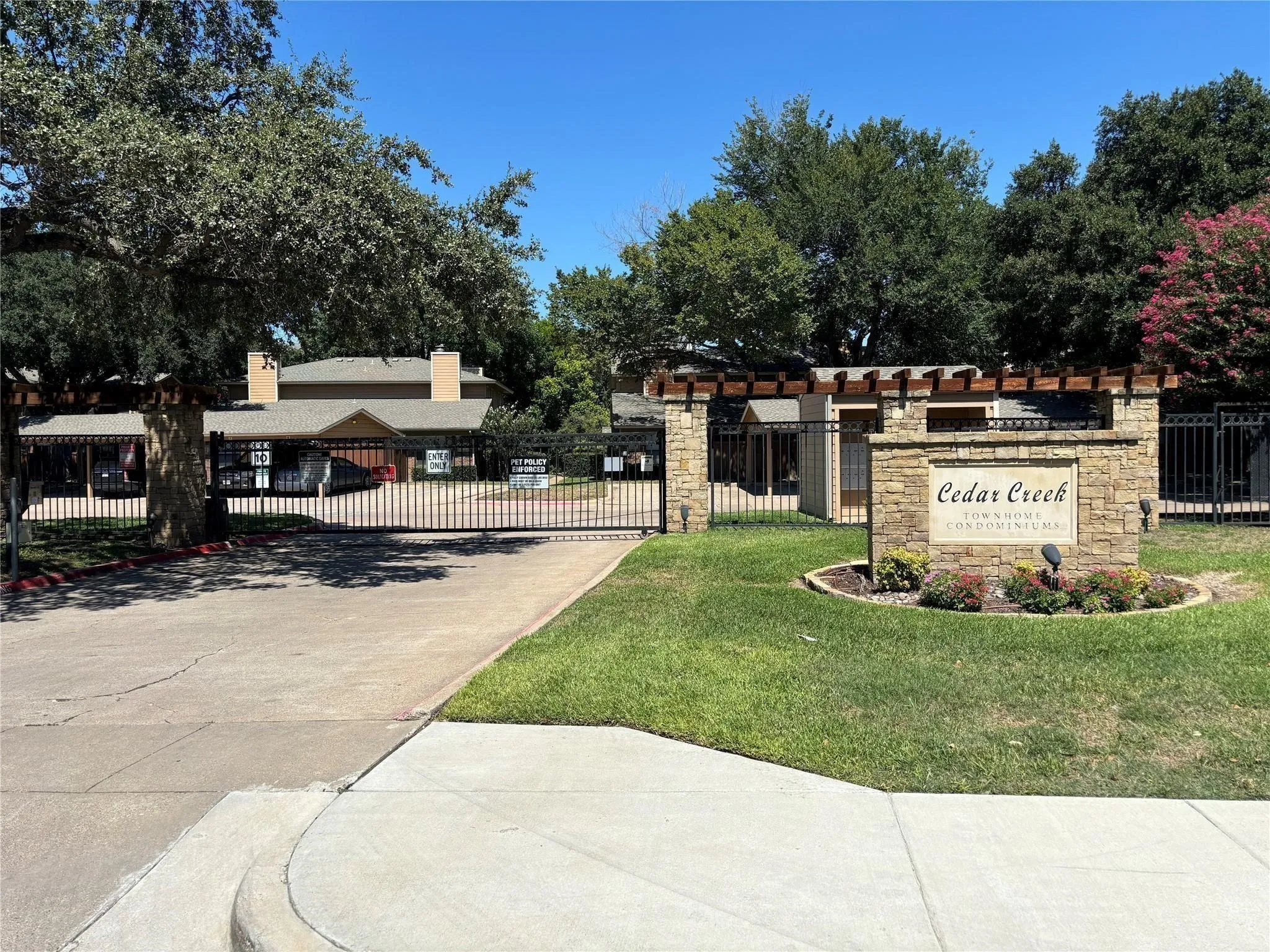Townhouse For Rent in Tarrant County , 5759 Cedar Creek Drive, Benbrook, Texas 76109, 2 Bedroom, 2 Bathroom, Garage spaces, 980 Sqft, built in 1984, Preowned, mls#21224758, Real Estate Agent in Benbrook, Homes For Rent in Tarrant county, Homes For Rent in Benbrook, Realtor in Benbrook Texas, Real Estate Brokerage Independent Realty Texas, Luminita Cordes Realtor