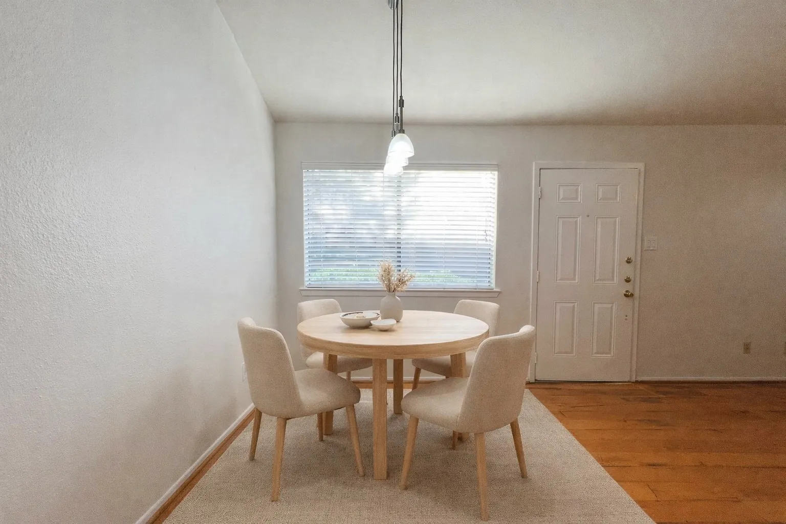 Townhouse For Rent in Tarrant County , 5759 Cedar Creek Drive, Benbrook, Texas 76109, 2 Bedroom, 2 Bathroom, Garage spaces, 980 Sqft, built in 1984, Preowned, mls#21224758, Real Estate Agent in Benbrook, Homes For Rent in Tarrant county, Homes For Rent in Benbrook, Realtor in Benbrook Texas, Real Estate Brokerage Independent Realty Texas, Luminita Cordes Realtor
