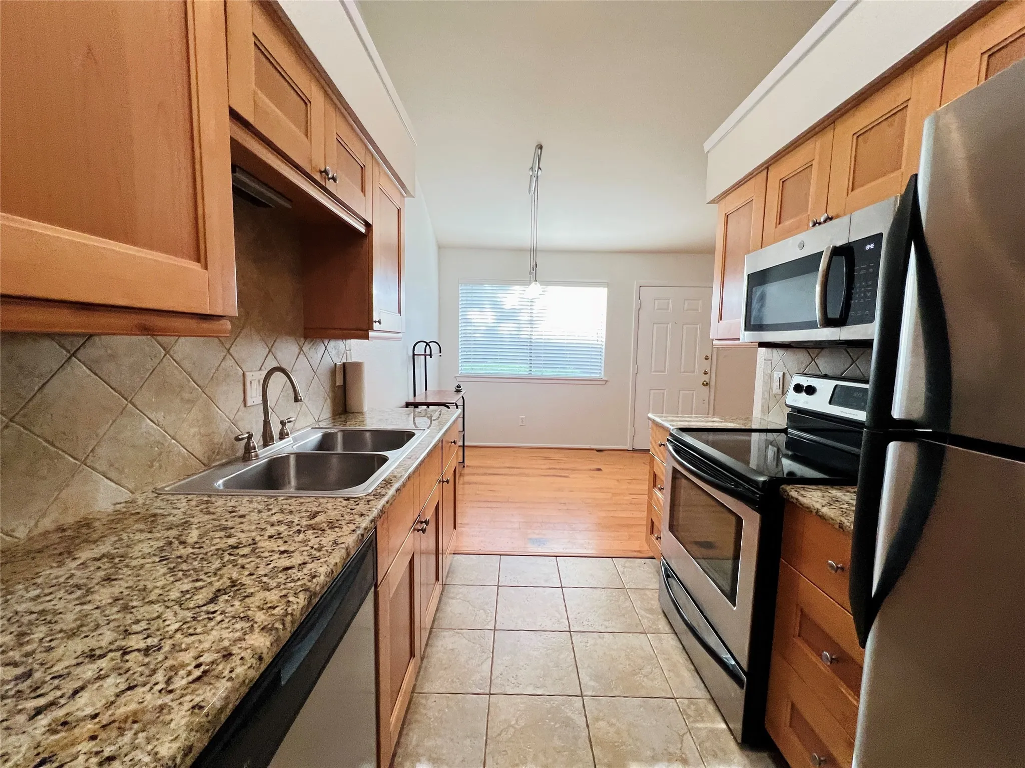 Townhouse For Rent in Tarrant County , 5759 Cedar Creek Drive, Benbrook, Texas 76109, 2 Bedroom, 2 Bathroom, Garage spaces, 980 Sqft, built in 1984, Preowned, mls#21224758, Real Estate Agent in Benbrook, Homes For Rent in Tarrant county, Homes For Rent in Benbrook, Realtor in Benbrook Texas, Real Estate Brokerage Independent Realty Texas, Luminita Cordes Realtor