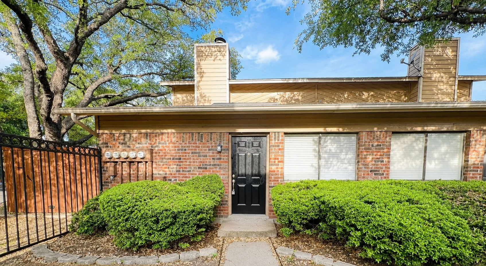 Townhouse For Rent in Tarrant County , 5759 Cedar Creek Drive, Benbrook, Texas 76109, 2 Bedroom, 2 Bathroom, Garage spaces, 980 Sqft, built in 1984, Preowned, mls#21224758, Real Estate Agent in Benbrook, Homes For Rent in Tarrant county, Homes For Rent in Benbrook, Realtor in Benbrook Texas, Real Estate Brokerage Independent Realty Texas, Luminita Cordes Realtor
