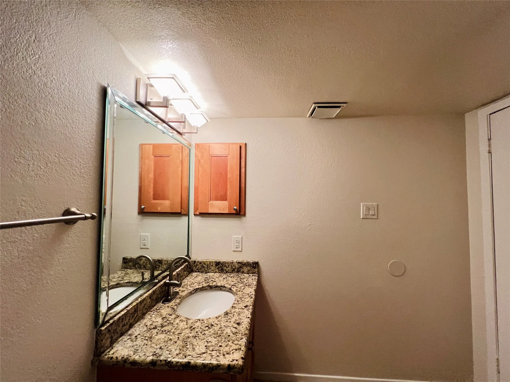 Townhouse For Rent in Tarrant County , 5759 Cedar Creek Drive, Benbrook, Texas 76109, 2 Bedroom, 2 Bathroom, Garage spaces, 980 Sqft, built in 1984, Preowned, mls#21224758, Real Estate Agent in Benbrook, Homes For Rent in Tarrant county, Homes For Rent in Benbrook, Realtor in Benbrook Texas, Real Estate Brokerage Independent Realty Texas, Luminita Cordes Realtor