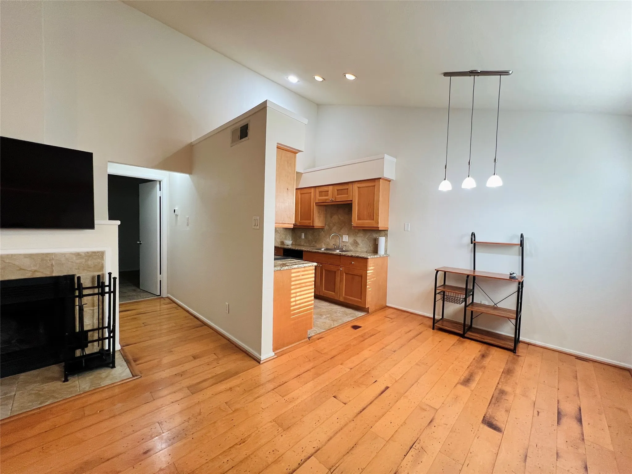 Townhouse For Rent in Tarrant County , 5759 Cedar Creek Drive, Benbrook, Texas 76109, 2 Bedroom, 2 Bathroom, Garage spaces, 980 Sqft, built in 1984, Preowned, mls#21224758, Real Estate Agent in Benbrook, Homes For Rent in Tarrant county, Homes For Rent in Benbrook, Realtor in Benbrook Texas, Real Estate Brokerage Independent Realty Texas, Luminita Cordes Realtor