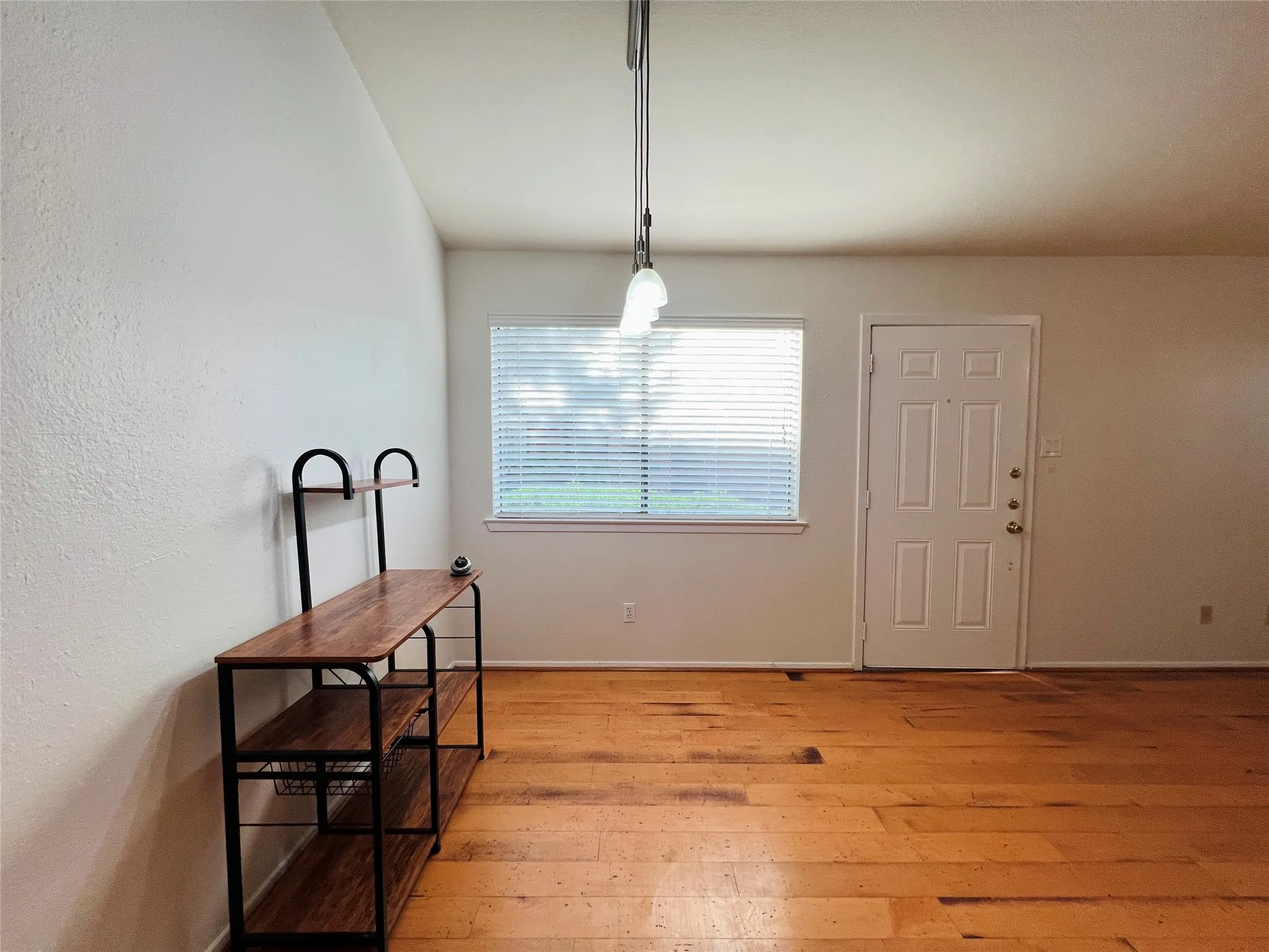 Townhouse For Rent in Tarrant County , 5759 Cedar Creek Drive, Benbrook, Texas 76109, 2 Bedroom, 2 Bathroom, Garage spaces, 980 Sqft, built in 1984, Preowned, mls#21224758, Real Estate Agent in Benbrook, Homes For Rent in Tarrant county, Homes For Rent in Benbrook, Realtor in Benbrook Texas, Real Estate Brokerage Independent Realty Texas, Luminita Cordes Realtor