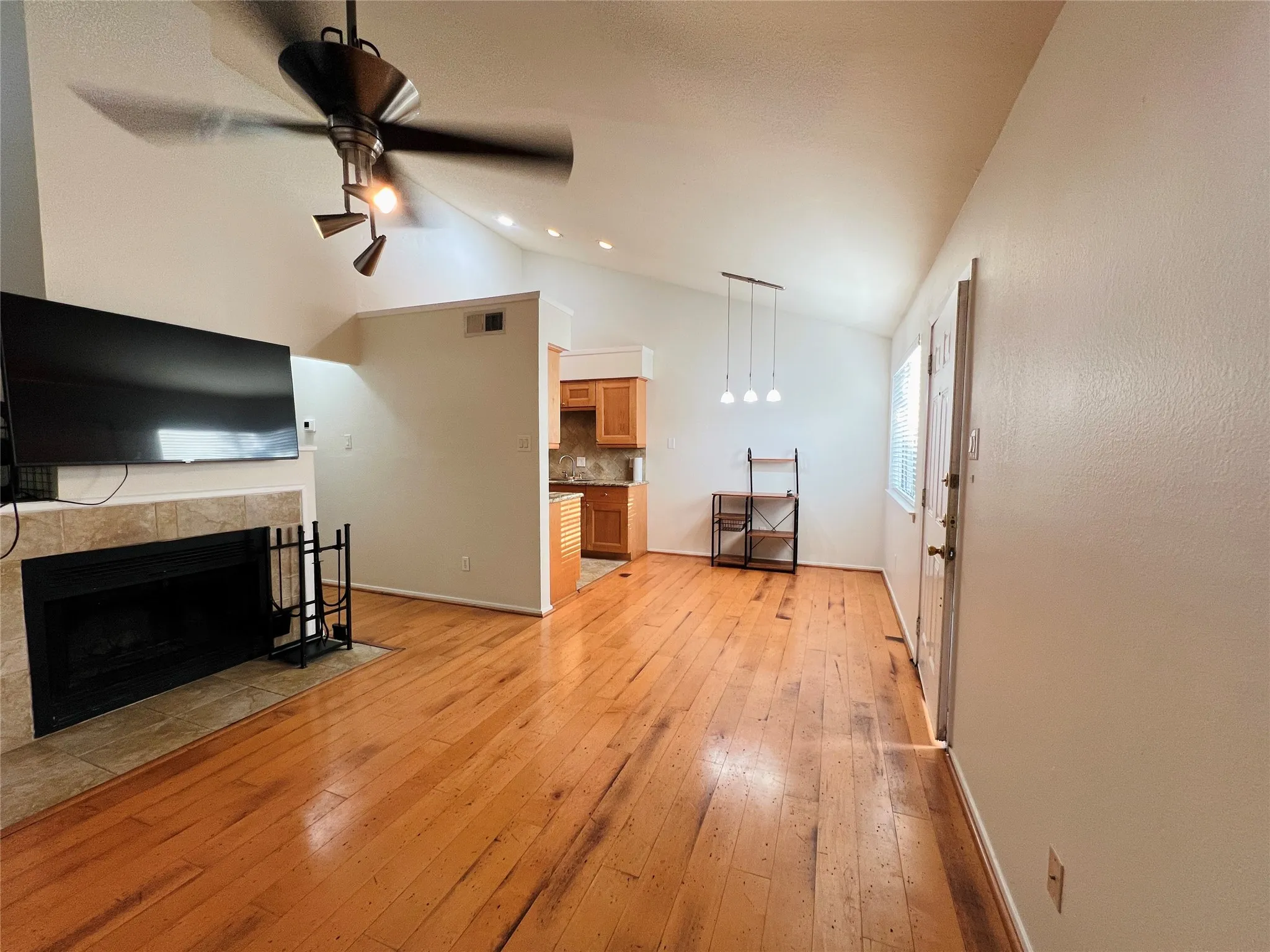 Townhouse For Rent in Tarrant County , 5759 Cedar Creek Drive, Benbrook, Texas 76109, 2 Bedroom, 2 Bathroom, Garage spaces, 980 Sqft, built in 1984, Preowned, mls#21224758, Real Estate Agent in Benbrook, Homes For Rent in Tarrant county, Homes For Rent in Benbrook, Realtor in Benbrook Texas, Real Estate Brokerage Independent Realty Texas, Luminita Cordes Realtor