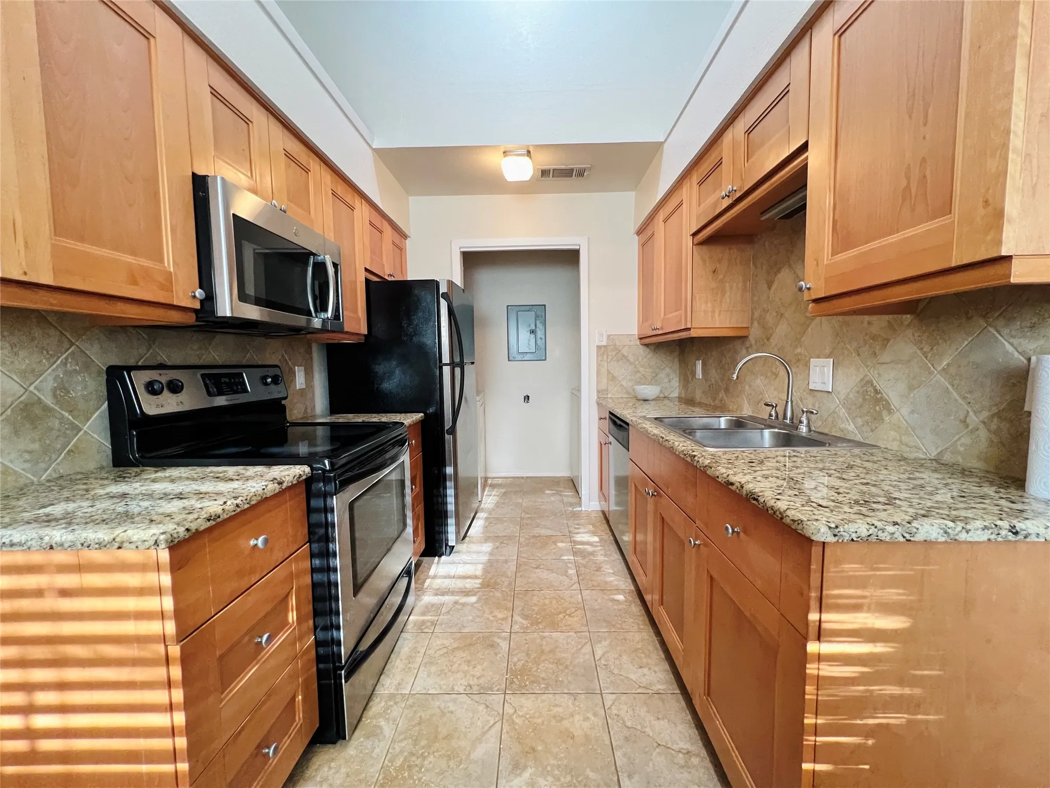 Townhouse For Rent in Tarrant County , 5759 Cedar Creek Drive, Benbrook, Texas 76109, 2 Bedroom, 2 Bathroom, Garage spaces, 980 Sqft, built in 1984, Preowned, mls#21224758, Real Estate Agent in Benbrook, Homes For Rent in Tarrant county, Homes For Rent in Benbrook, Realtor in Benbrook Texas, Real Estate Brokerage Independent Realty Texas, Luminita Cordes Realtor