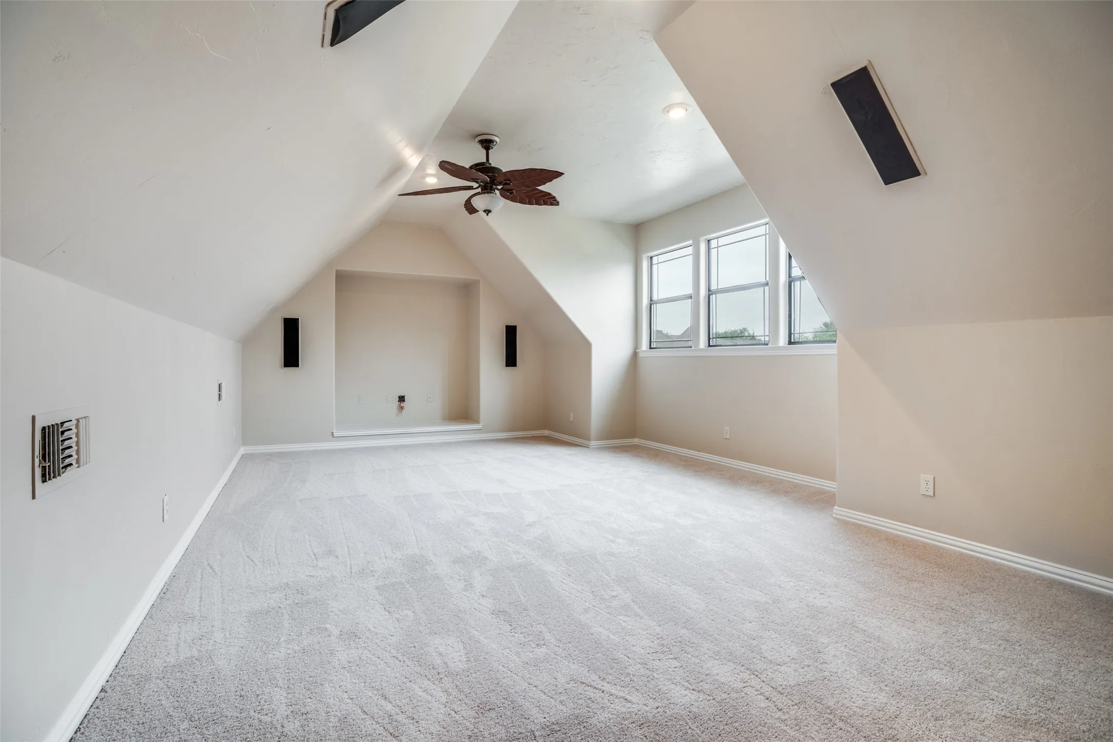 Single Family Residence For Sale in Denton County , 809 Longridge Drive, Denton, Texas 76205, 4 Bedroom, 3 Bathroom, 2 Garage spaces, 2,881 Sqft, built in 2005, Preowned, mls#21197930, Real Estate Agent in Denton, Homes For Sale in Denton county, Homes For Sale in Denton, Realtor in Denton Texas, Real Estate Brokerage Independent Realty Texas, Luminita Cordes Realtor