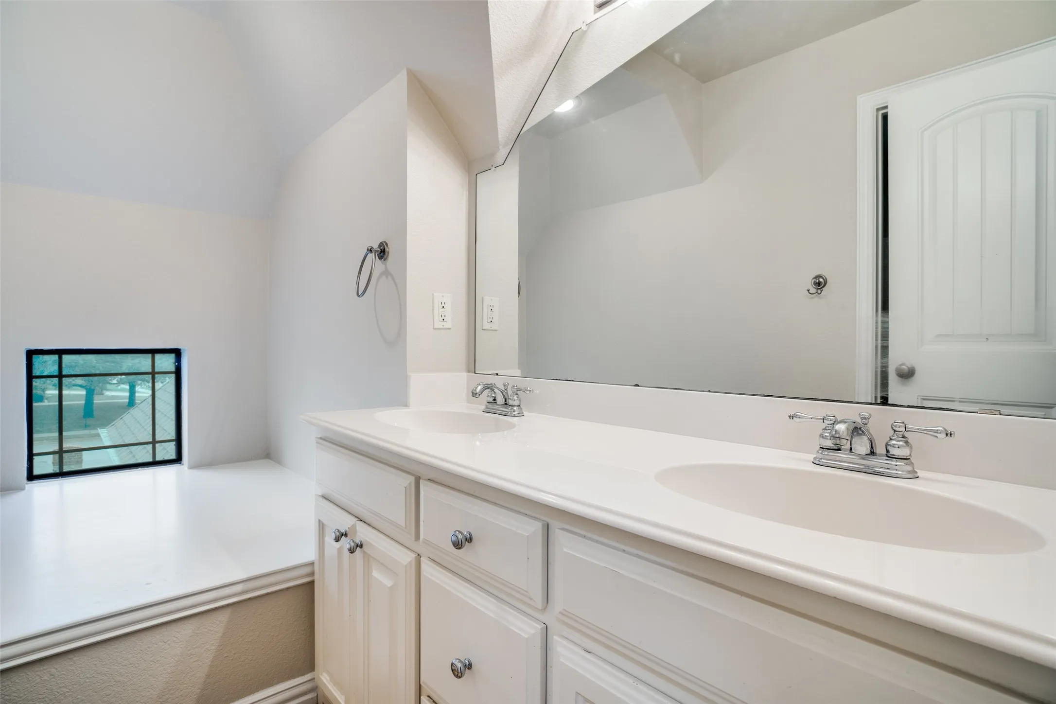 Single Family Residence For Sale in Denton County , 809 Longridge Drive, Denton, Texas 76205, 4 Bedroom, 3 Bathroom, 2 Garage spaces, 2,881 Sqft, built in 2005, Preowned, mls#21197930, Real Estate Agent in Denton, Homes For Sale in Denton county, Homes For Sale in Denton, Realtor in Denton Texas, Real Estate Brokerage Independent Realty Texas, Luminita Cordes Realtor