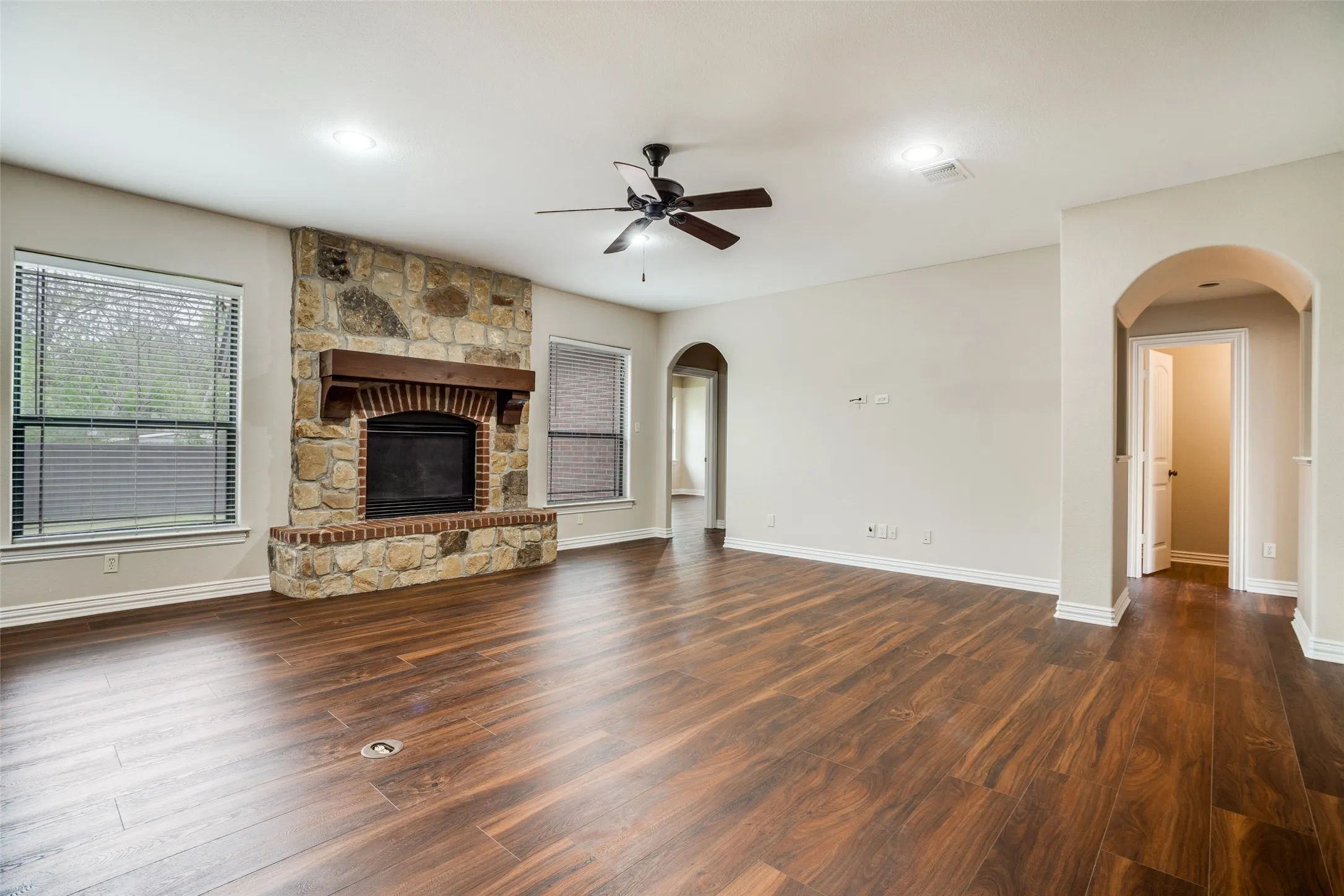 Single Family Residence For Sale in Denton County , 809 Longridge Drive, Denton, Texas 76205, 4 Bedroom, 3 Bathroom, 2 Garage spaces, 2,881 Sqft, built in 2005, Preowned, mls#21197930, Real Estate Agent in Denton, Homes For Sale in Denton county, Homes For Sale in Denton, Realtor in Denton Texas, Real Estate Brokerage Independent Realty Texas, Luminita Cordes Realtor