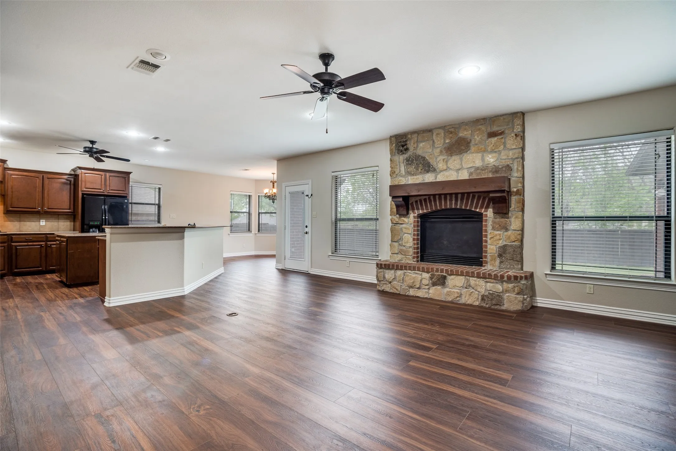 Single Family Residence For Sale in Denton County , 809 Longridge Drive, Denton, Texas 76205, 4 Bedroom, 3 Bathroom, 2 Garage spaces, 2,881 Sqft, built in 2005, Preowned, mls#21197930, Real Estate Agent in Denton, Homes For Sale in Denton county, Homes For Sale in Denton, Realtor in Denton Texas, Real Estate Brokerage Independent Realty Texas, Luminita Cordes Realtor