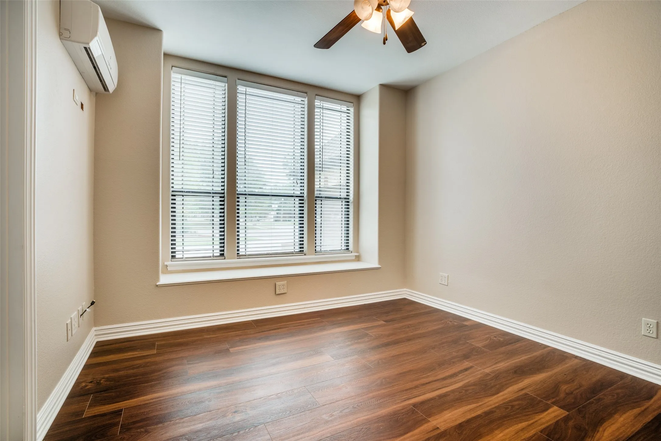Single Family Residence For Sale in Denton County , 809 Longridge Drive, Denton, Texas 76205, 4 Bedroom, 3 Bathroom, 2 Garage spaces, 2,881 Sqft, built in 2005, Preowned, mls#21197930, Real Estate Agent in Denton, Homes For Sale in Denton county, Homes For Sale in Denton, Realtor in Denton Texas, Real Estate Brokerage Independent Realty Texas, Luminita Cordes Realtor