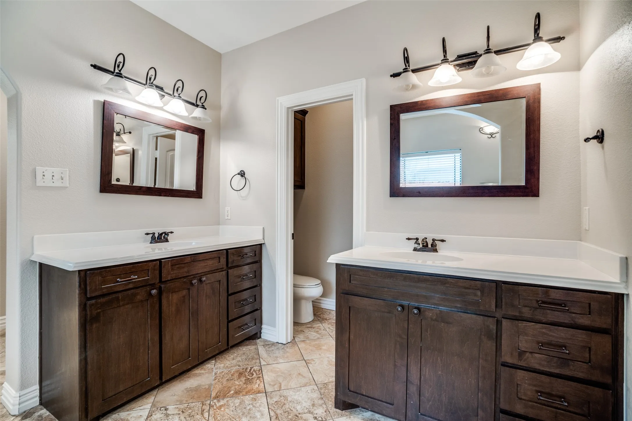 Single Family Residence For Sale in Denton County , 809 Longridge Drive, Denton, Texas 76205, 4 Bedroom, 3 Bathroom, 2 Garage spaces, 2,881 Sqft, built in 2005, Preowned, mls#21197930, Real Estate Agent in Denton, Homes For Sale in Denton county, Homes For Sale in Denton, Realtor in Denton Texas, Real Estate Brokerage Independent Realty Texas, Luminita Cordes Realtor