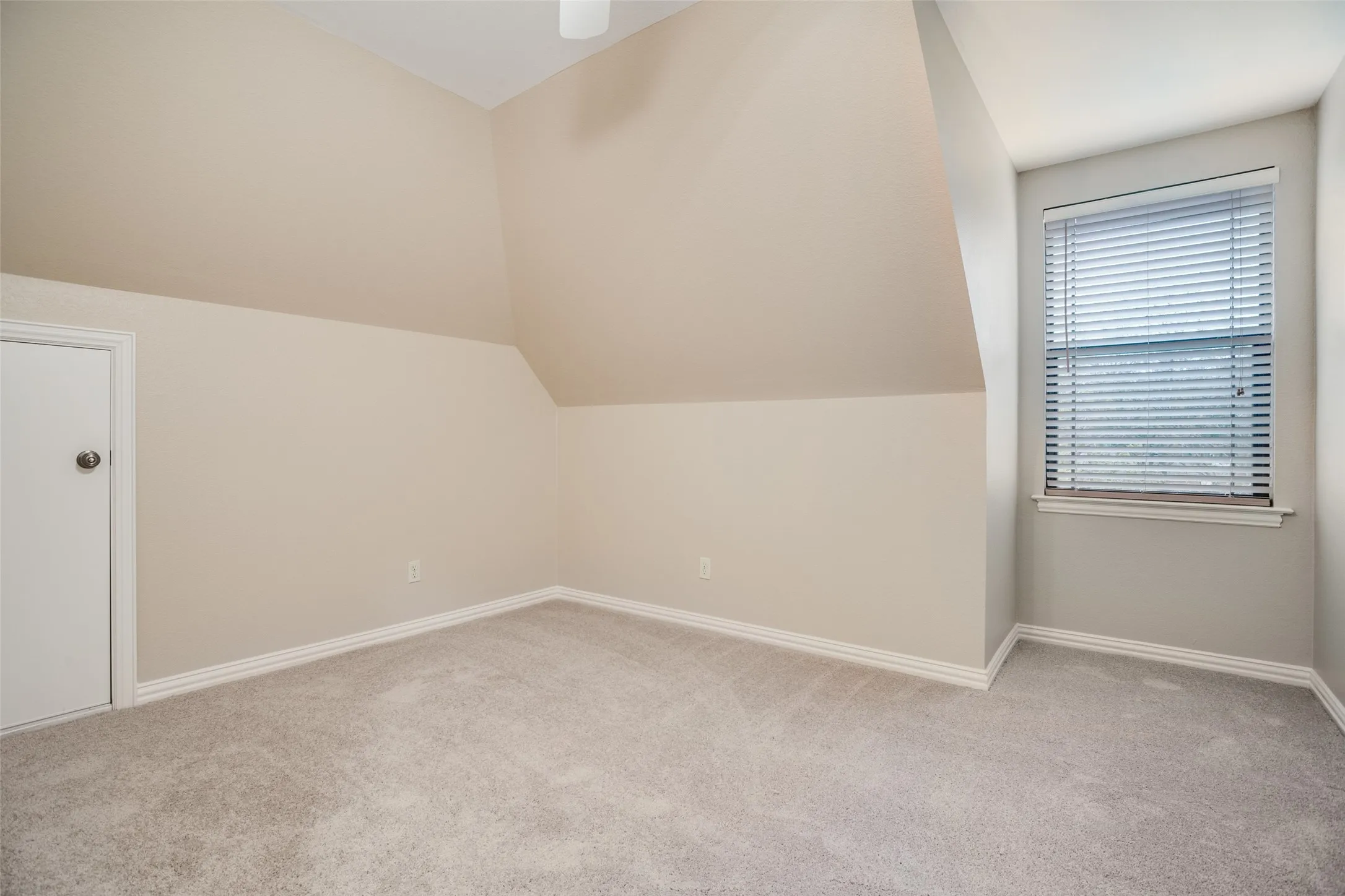 Single Family Residence For Sale in Denton County , 809 Longridge Drive, Denton, Texas 76205, 4 Bedroom, 3 Bathroom, 2 Garage spaces, 2,881 Sqft, built in 2005, Preowned, mls#21197930, Real Estate Agent in Denton, Homes For Sale in Denton county, Homes For Sale in Denton, Realtor in Denton Texas, Real Estate Brokerage Independent Realty Texas, Luminita Cordes Realtor