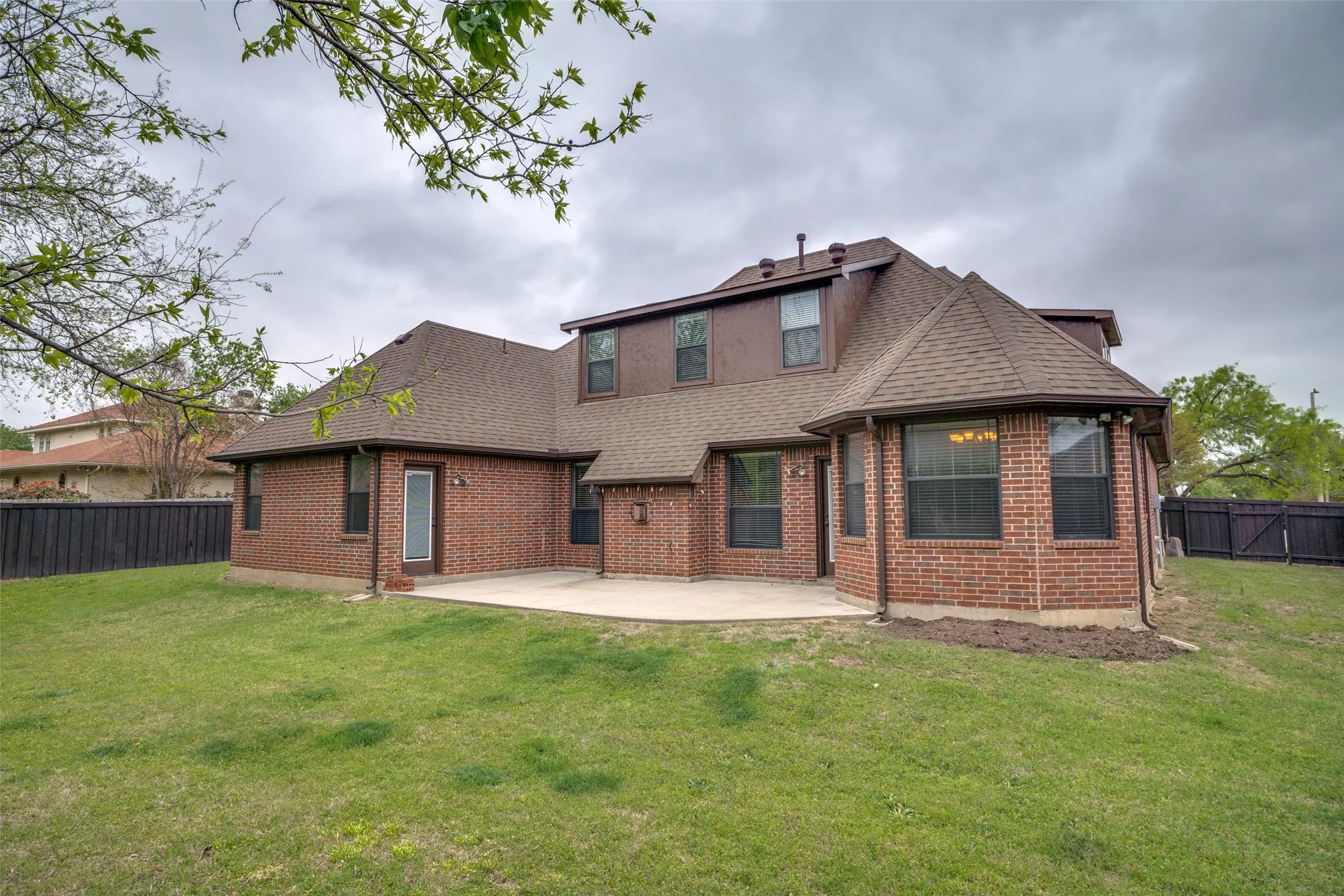 Single Family Residence For Sale in Denton County , 809 Longridge Drive, Denton, Texas 76205, 4 Bedroom, 3 Bathroom, 2 Garage spaces, 2,881 Sqft, built in 2005, Preowned, mls#21197930, Real Estate Agent in Denton, Homes For Sale in Denton county, Homes For Sale in Denton, Realtor in Denton Texas, Real Estate Brokerage Independent Realty Texas, Luminita Cordes Realtor