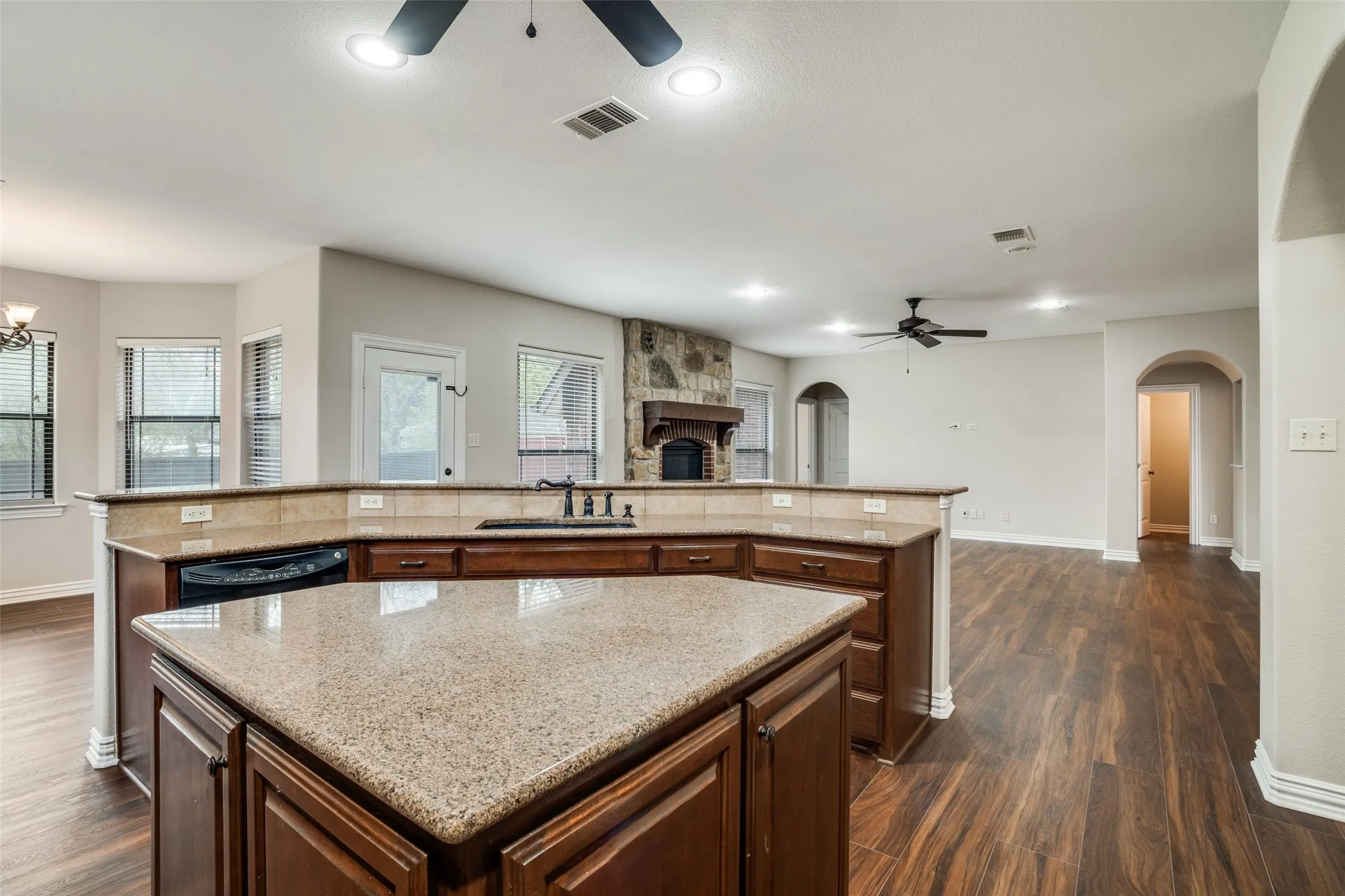Single Family Residence For Sale in Denton County , 809 Longridge Drive, Denton, Texas 76205, 4 Bedroom, 3 Bathroom, 2 Garage spaces, 2,881 Sqft, built in 2005, Preowned, mls#21197930, Real Estate Agent in Denton, Homes For Sale in Denton county, Homes For Sale in Denton, Realtor in Denton Texas, Real Estate Brokerage Independent Realty Texas, Luminita Cordes Realtor