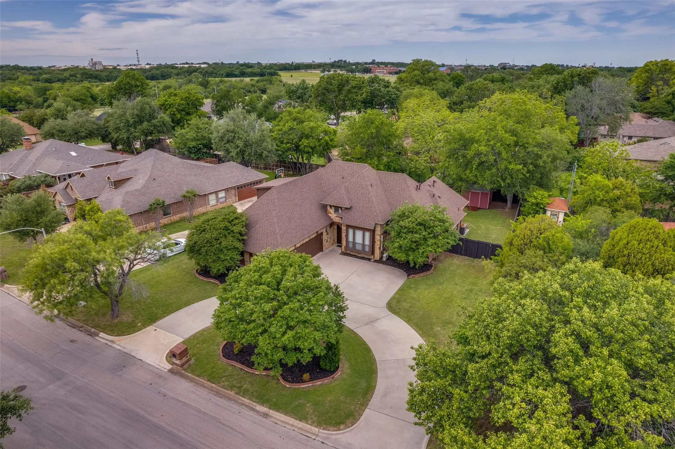 Single Family Residence For Sale in Denton County , 809 Longridge Drive, Denton, Texas 76205, 4 Bedroom, 3 Bathroom, 2 Garage spaces, 2,881 Sqft, built in 2005, Preowned, mls#21197930, Real Estate Agent in Denton, Homes For Sale in Denton county, Homes For Sale in Denton, Realtor in Denton Texas, Real Estate Brokerage Independent Realty Texas, Luminita Cordes Realtor