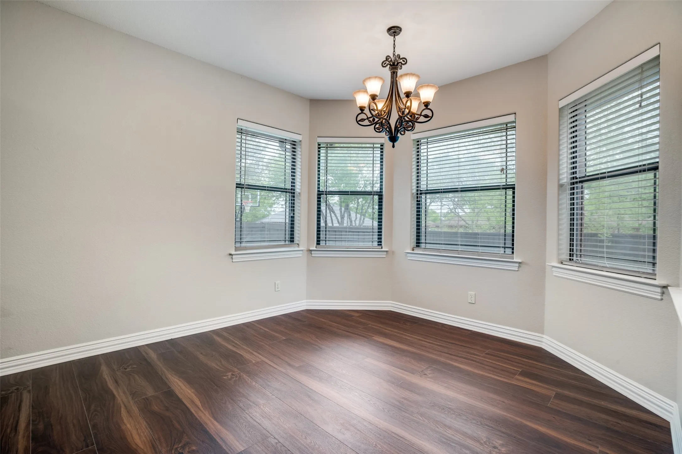 Single Family Residence For Sale in Denton County , 809 Longridge Drive, Denton, Texas 76205, 4 Bedroom, 3 Bathroom, 2 Garage spaces, 2,881 Sqft, built in 2005, Preowned, mls#21197930, Real Estate Agent in Denton, Homes For Sale in Denton county, Homes For Sale in Denton, Realtor in Denton Texas, Real Estate Brokerage Independent Realty Texas, Luminita Cordes Realtor