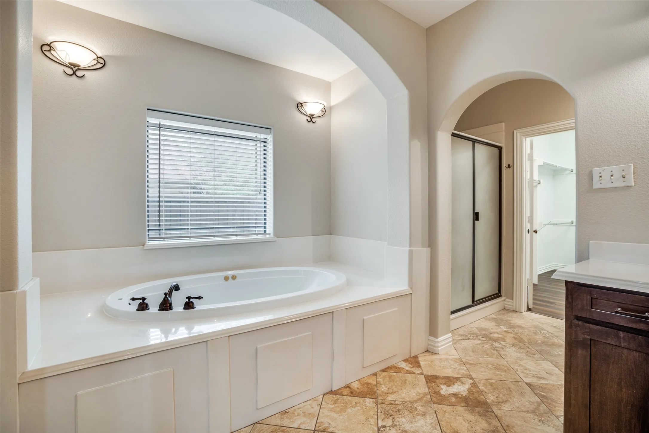 Single Family Residence For Sale in Denton County , 809 Longridge Drive, Denton, Texas 76205, 4 Bedroom, 3 Bathroom, 2 Garage spaces, 2,881 Sqft, built in 2005, Preowned, mls#21197930, Real Estate Agent in Denton, Homes For Sale in Denton county, Homes For Sale in Denton, Realtor in Denton Texas, Real Estate Brokerage Independent Realty Texas, Luminita Cordes Realtor