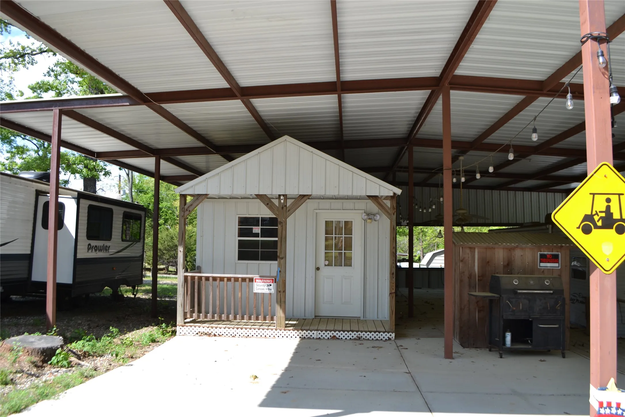 Mobile Home For Sale in Wood County , TBD Private Road 5811 Road 5811, Yantis, Texas 75765, 1 Bedroom, 1 Bathroom, Garage spaces, 368 Sqft, built in 2004, Preowned, mls#21224243, Real Estate Agent in Yantis, Homes For Sale in Wood county, Homes For Sale in Yantis, Realtor in Yantis Texas, Real Estate Brokerage Independent Realty Texas, Luminita Cordes Realtor