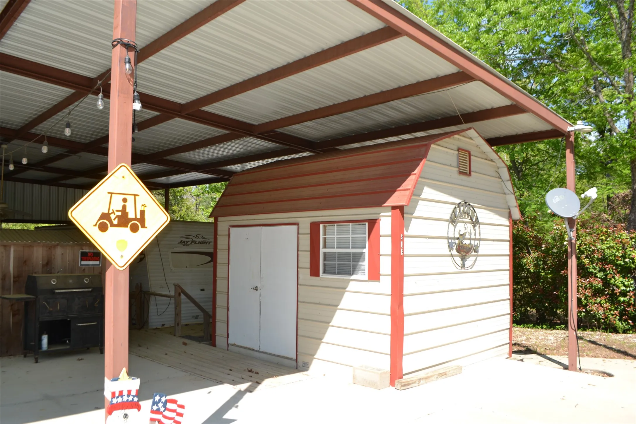 Mobile Home For Sale in Wood County , TBD Private Road 5811 Road 5811, Yantis, Texas 75765, 1 Bedroom, 1 Bathroom, Garage spaces, 368 Sqft, built in 2004, Preowned, mls#21224243, Real Estate Agent in Yantis, Homes For Sale in Wood county, Homes For Sale in Yantis, Realtor in Yantis Texas, Real Estate Brokerage Independent Realty Texas, Luminita Cordes Realtor