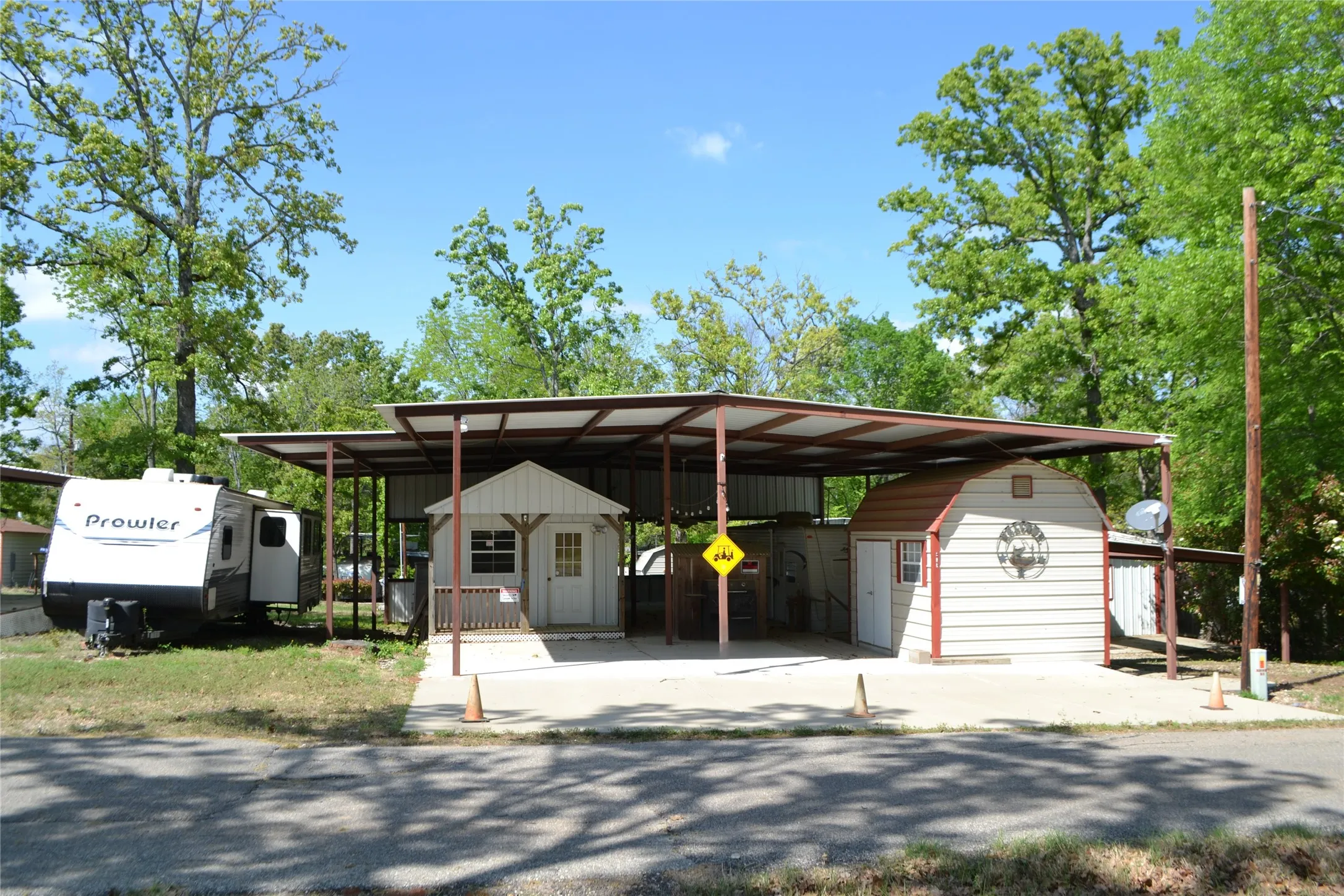 Mobile Home For Sale in Wood County , TBD Private Road 5811 Road 5811, Yantis, Texas 75765, 1 Bedroom, 1 Bathroom, Garage spaces, 368 Sqft, built in 2004, Preowned, mls#21224243, Real Estate Agent in Yantis, Homes For Sale in Wood county, Homes For Sale in Yantis, Realtor in Yantis Texas, Real Estate Brokerage Independent Realty Texas, Luminita Cordes Realtor