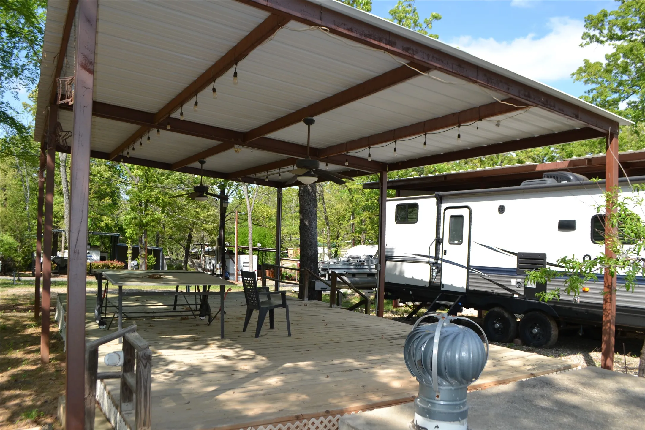 Mobile Home For Sale in Wood County , TBD Private Road 5811 Road 5811, Yantis, Texas 75765, 1 Bedroom, 1 Bathroom, Garage spaces, 368 Sqft, built in 2004, Preowned, mls#21224243, Real Estate Agent in Yantis, Homes For Sale in Wood county, Homes For Sale in Yantis, Realtor in Yantis Texas, Real Estate Brokerage Independent Realty Texas, Luminita Cordes Realtor