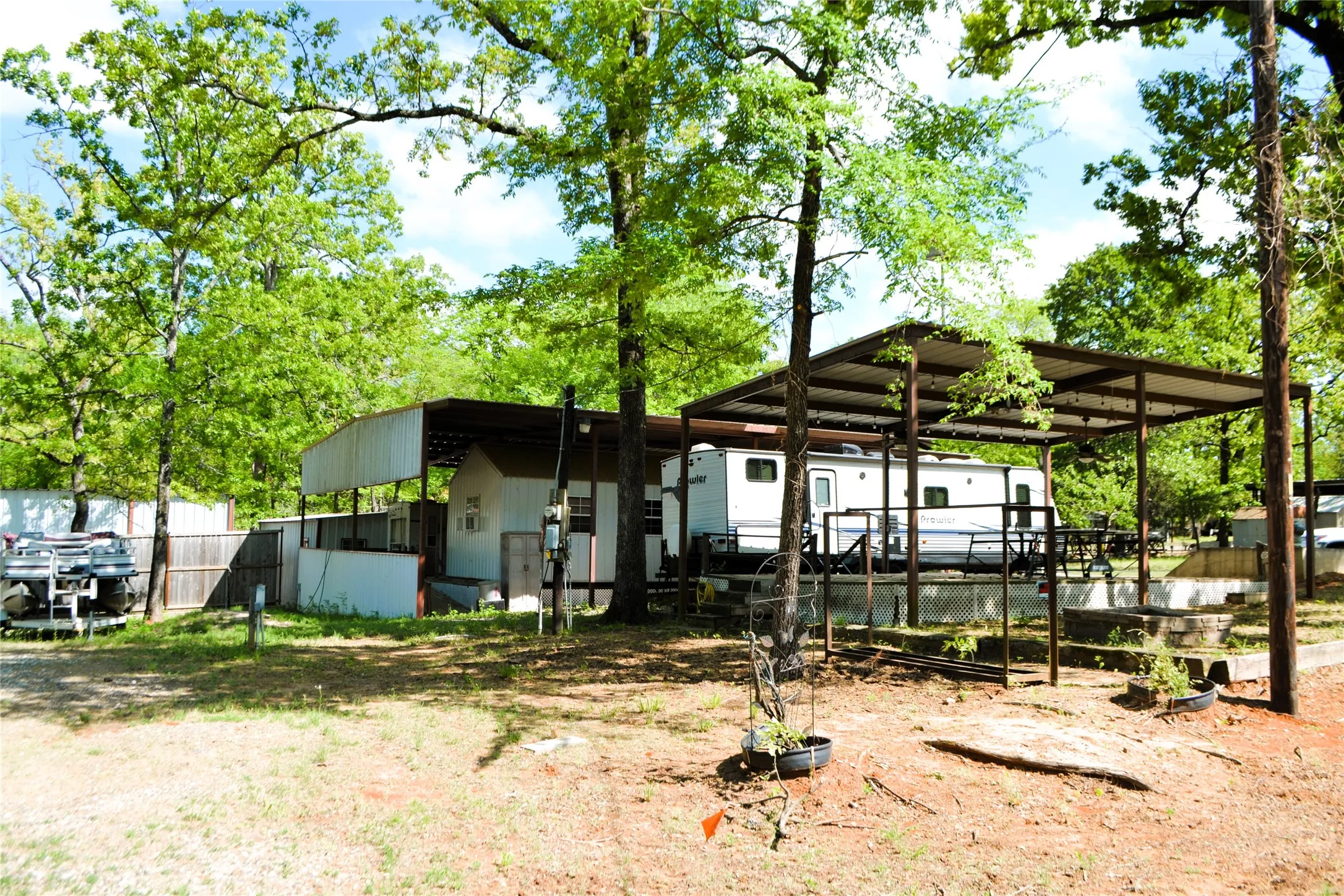 Mobile Home For Sale in Wood County , TBD Private Road 5811 Road 5811, Yantis, Texas 75765, 1 Bedroom, 1 Bathroom, Garage spaces, 368 Sqft, built in 2004, Preowned, mls#21224243, Real Estate Agent in Yantis, Homes For Sale in Wood county, Homes For Sale in Yantis, Realtor in Yantis Texas, Real Estate Brokerage Independent Realty Texas, Luminita Cordes Realtor