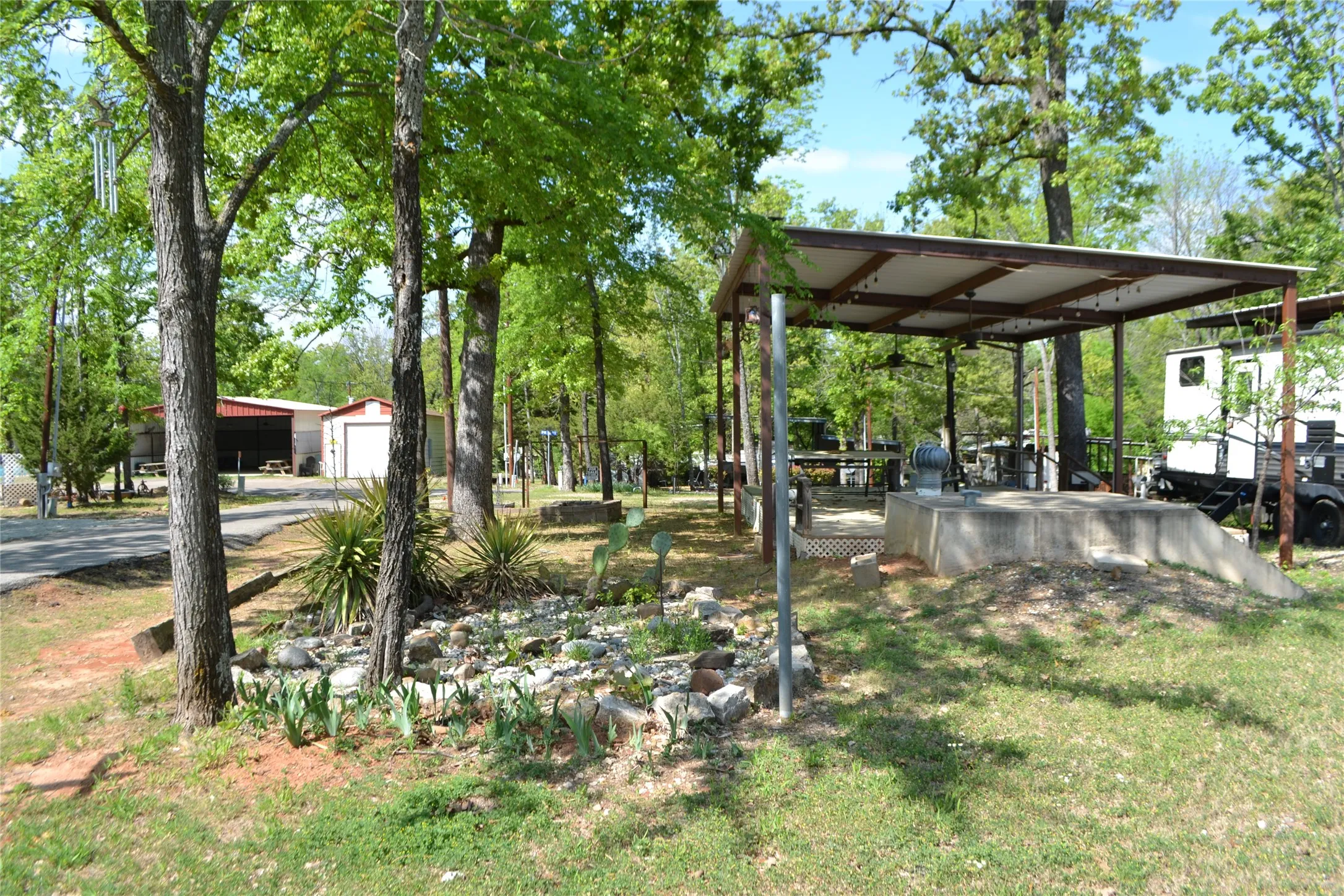 Mobile Home For Sale in Wood County , TBD Private Road 5811 Road 5811, Yantis, Texas 75765, 1 Bedroom, 1 Bathroom, Garage spaces, 368 Sqft, built in 2004, Preowned, mls#21224243, Real Estate Agent in Yantis, Homes For Sale in Wood county, Homes For Sale in Yantis, Realtor in Yantis Texas, Real Estate Brokerage Independent Realty Texas, Luminita Cordes Realtor
