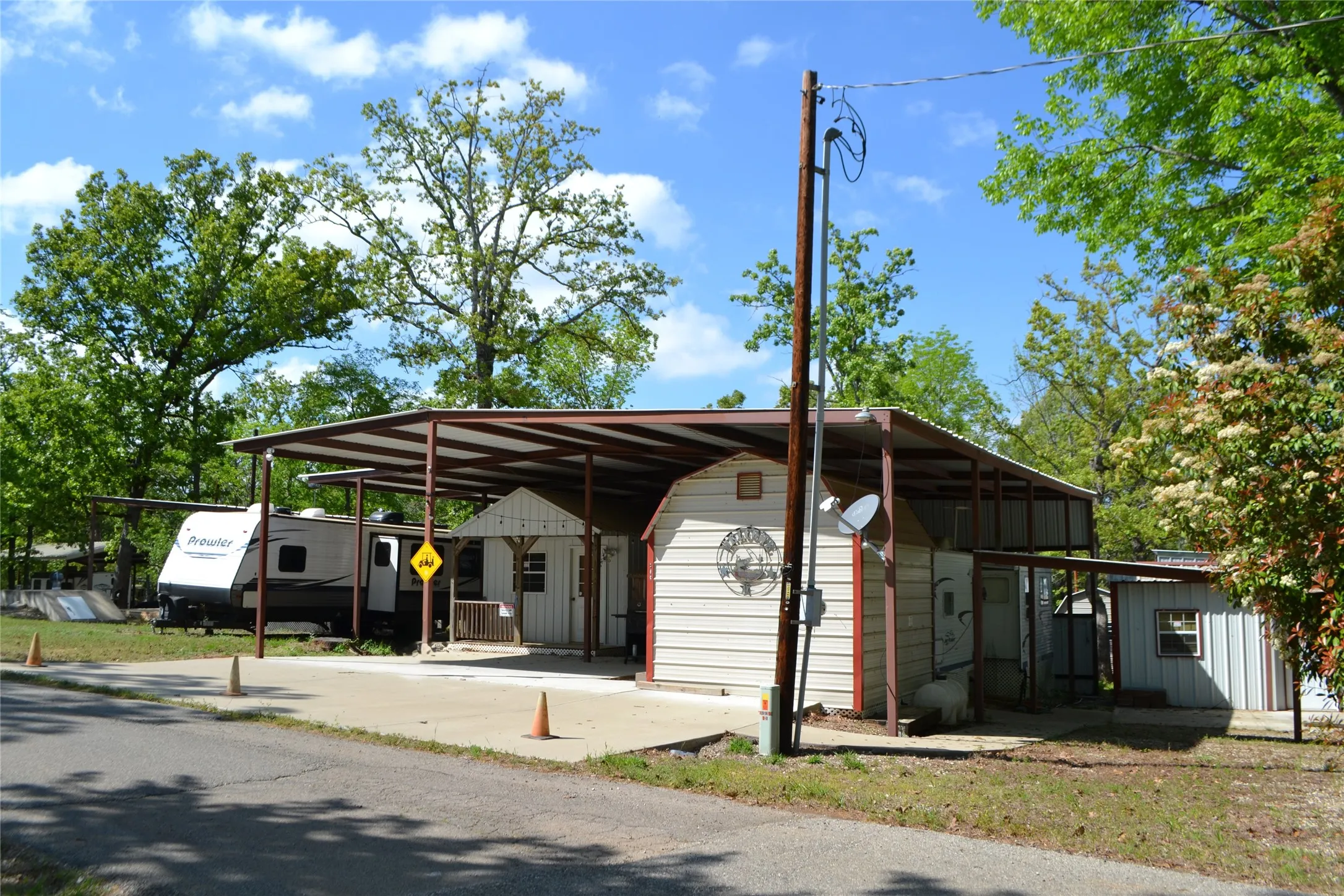 Mobile Home For Sale in Wood County , TBD Private Road 5811 Road 5811, Yantis, Texas 75765, 1 Bedroom, 1 Bathroom, Garage spaces, 368 Sqft, built in 2004, Preowned, mls#21224243, Real Estate Agent in Yantis, Homes For Sale in Wood county, Homes For Sale in Yantis, Realtor in Yantis Texas, Real Estate Brokerage Independent Realty Texas, Luminita Cordes Realtor
