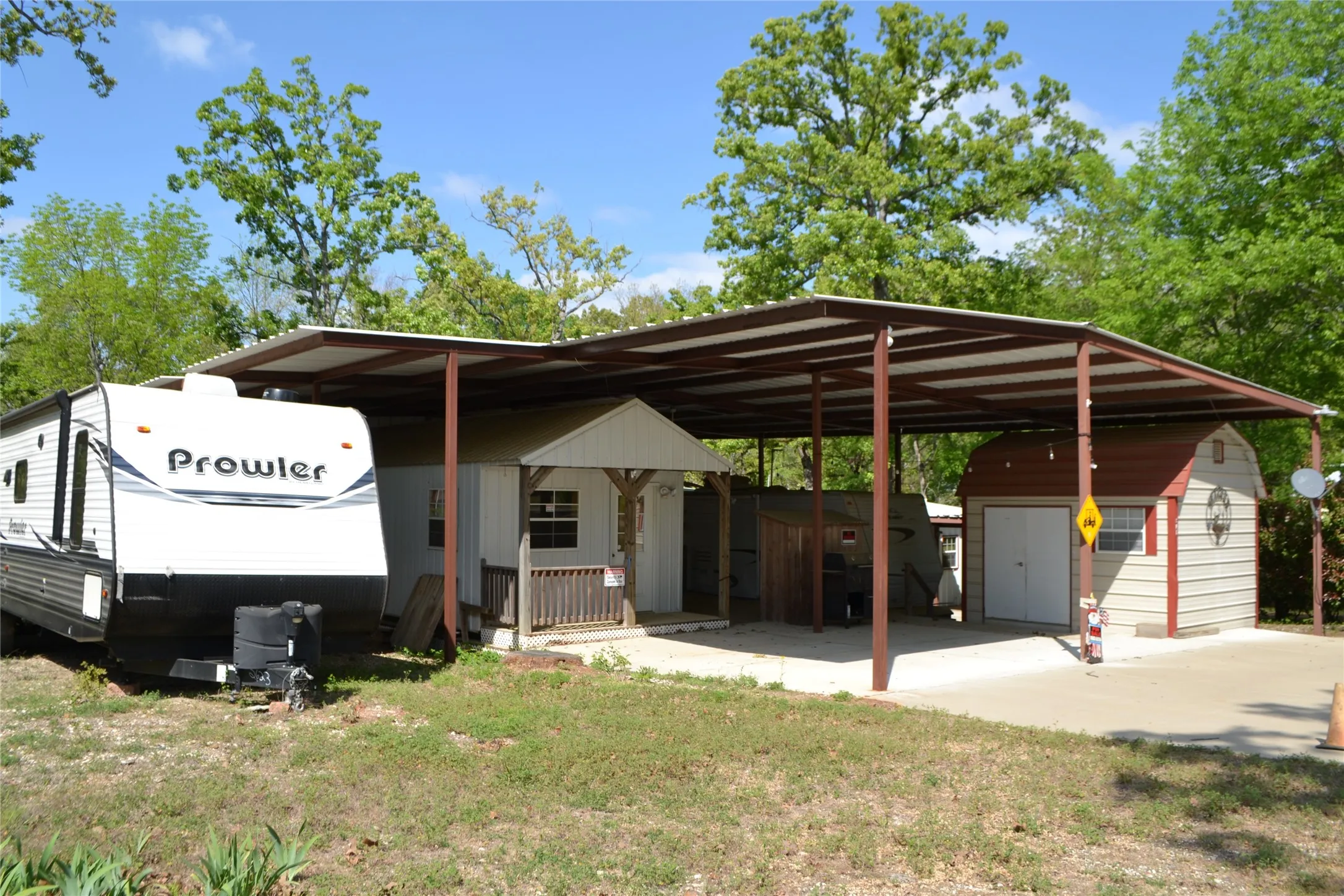 Mobile Home For Sale in Wood County , TBD Private Road 5811 Road 5811, Yantis, Texas 75765, 1 Bedroom, 1 Bathroom, Garage spaces, 368 Sqft, built in 2004, Preowned, mls#21224243, Real Estate Agent in Yantis, Homes For Sale in Wood county, Homes For Sale in Yantis, Realtor in Yantis Texas, Real Estate Brokerage Independent Realty Texas, Luminita Cordes Realtor