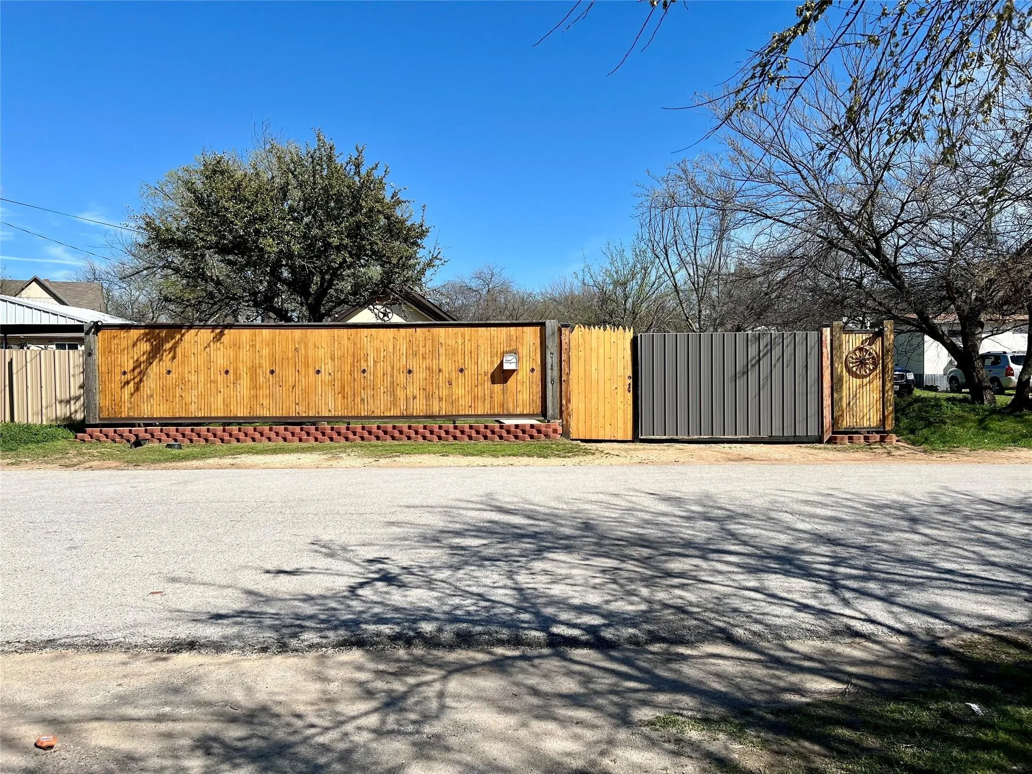 Single Family Residence For Sale in Montague County , 716 Baylor Street, Nocona, Texas 76255, 3 Bedroom, 1 Bathroom, Garage spaces, 997 Sqft, built in 1975, Preowned, mls#21224881, Real Estate Agent in Nocona, Homes For Sale in Montague county, Homes For Sale in Nocona, Realtor in Nocona Texas, Real Estate Brokerage Independent Realty Texas, Luminita Cordes Realtor
