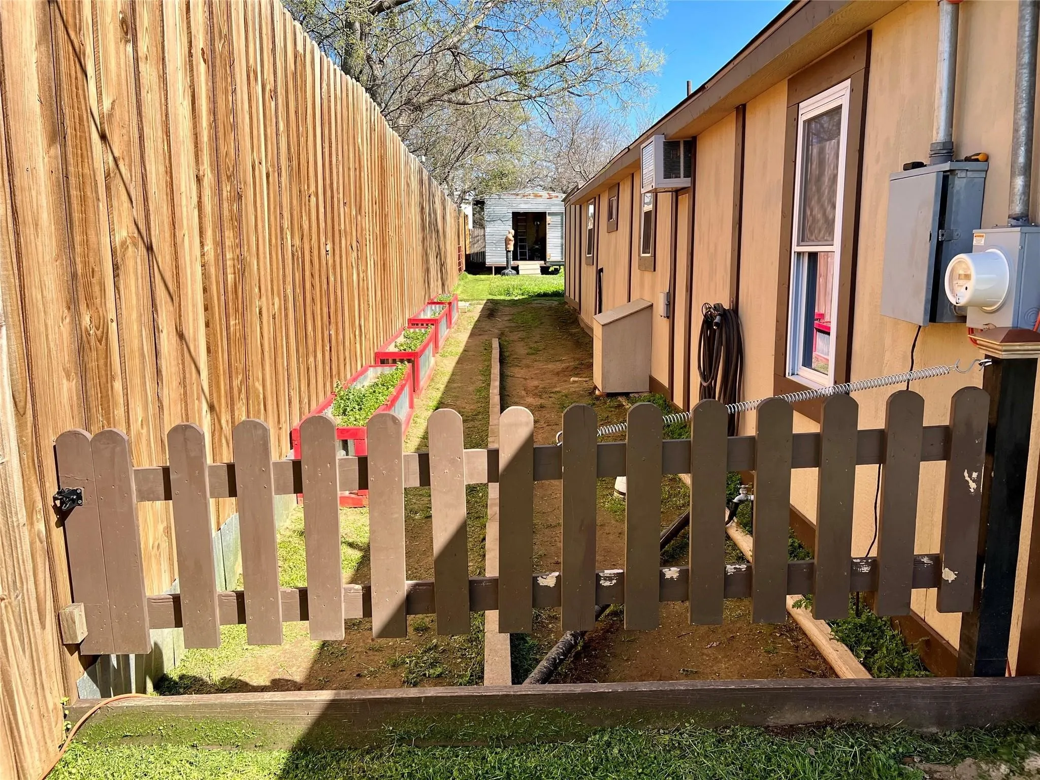Single Family Residence For Sale in Montague County , 716 Baylor Street, Nocona, Texas 76255, 3 Bedroom, 1 Bathroom, Garage spaces, 997 Sqft, built in 1975, Preowned, mls#21224881, Real Estate Agent in Nocona, Homes For Sale in Montague county, Homes For Sale in Nocona, Realtor in Nocona Texas, Real Estate Brokerage Independent Realty Texas, Luminita Cordes Realtor
