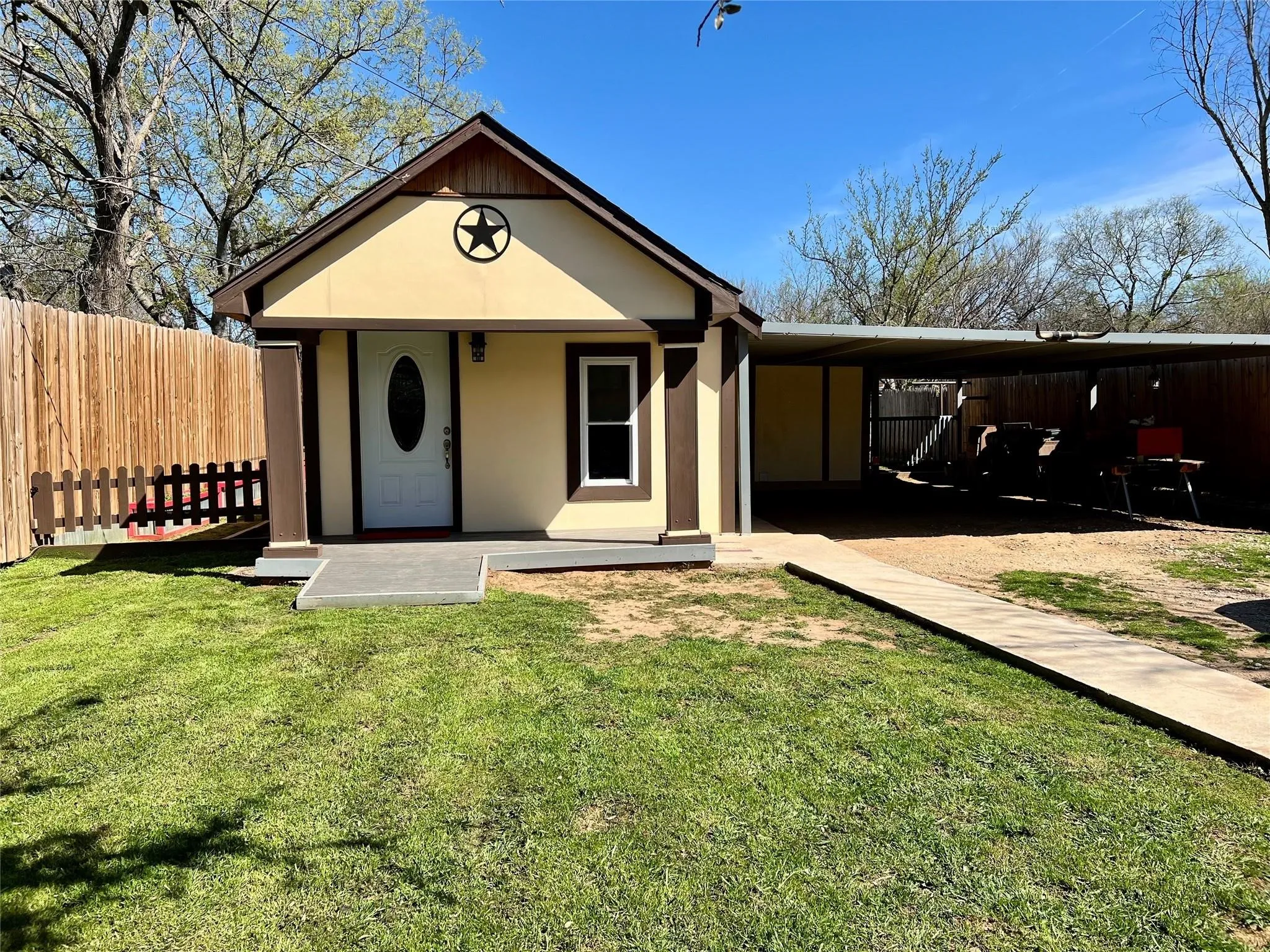 Single Family Residence For Sale in Montague County , 716 Baylor Street, Nocona, Texas 76255, 3 Bedroom, 1 Bathroom, Garage spaces, 997 Sqft, built in 1975, Preowned, mls#21224881, Real Estate Agent in Nocona, Homes For Sale in Montague county, Homes For Sale in Nocona, Realtor in Nocona Texas, Real Estate Brokerage Independent Realty Texas, Luminita Cordes Realtor
