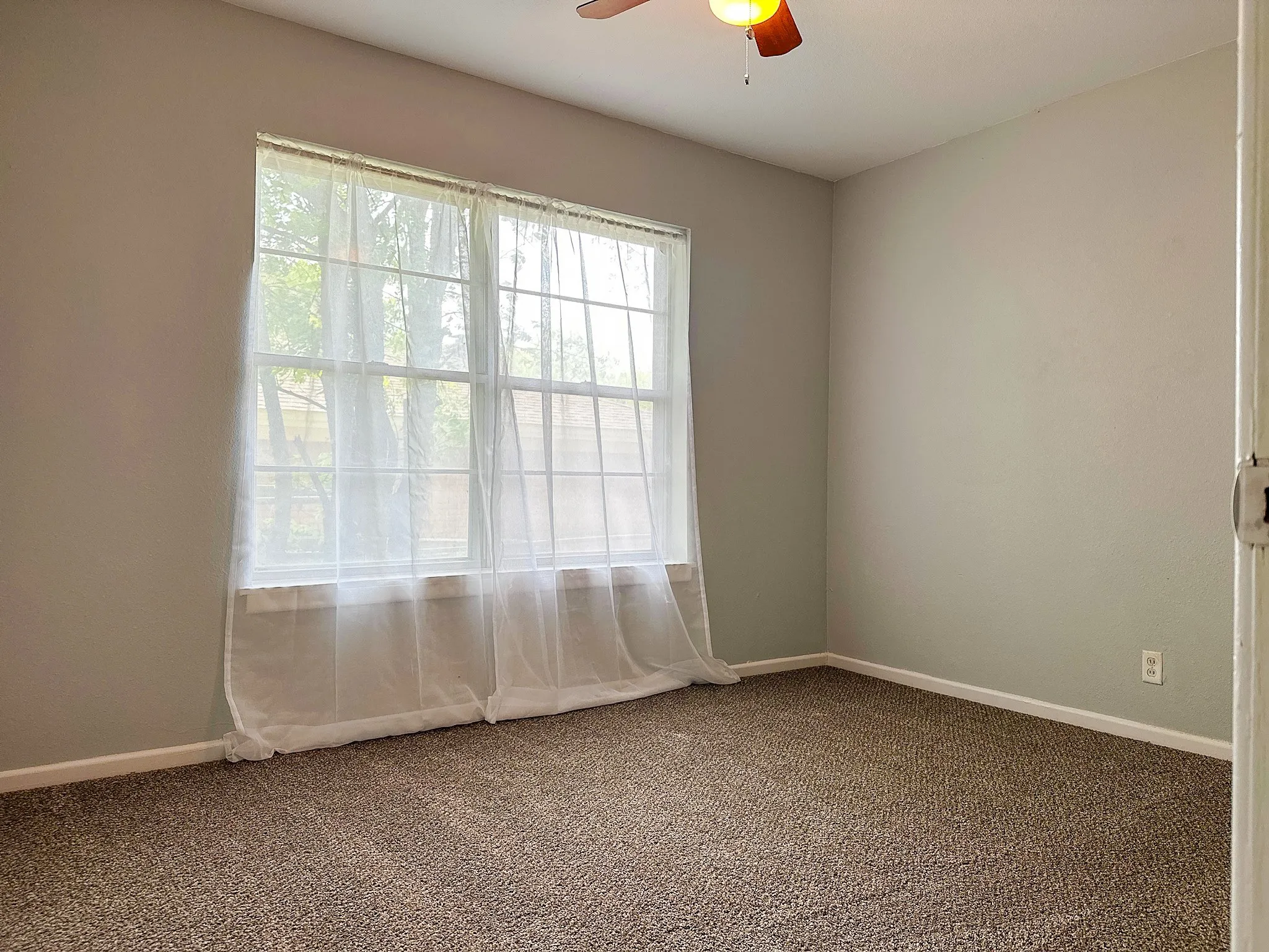 Middle Bedroom (Bedroom 2)