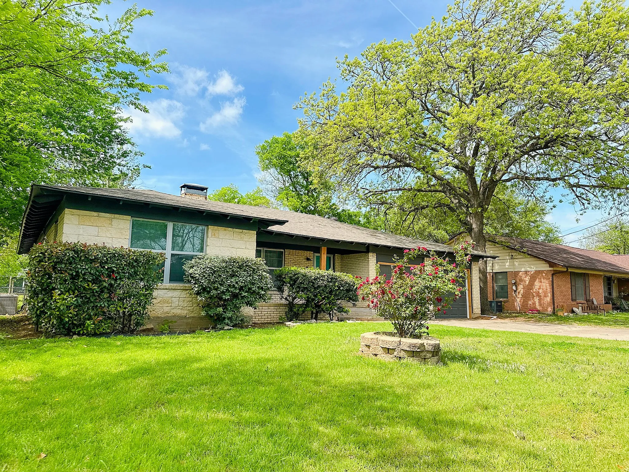 Single Family Residence For Sale in Johnson County , 801 N Douglas Avenue, Cleburne, Texas 76033, 3 Bedroom, 2 Bathroom, 2 Garage spaces, 1,736 Sqft, built in 1963, mls#21224766, Real Estate Agent in Cleburne, Homes For Sale in Johnson county, Homes For Sale in Cleburne, Realtor in Cleburne Texas, Real Estate Brokerage Independent Realty Texas, Luminita Cordes Realtor