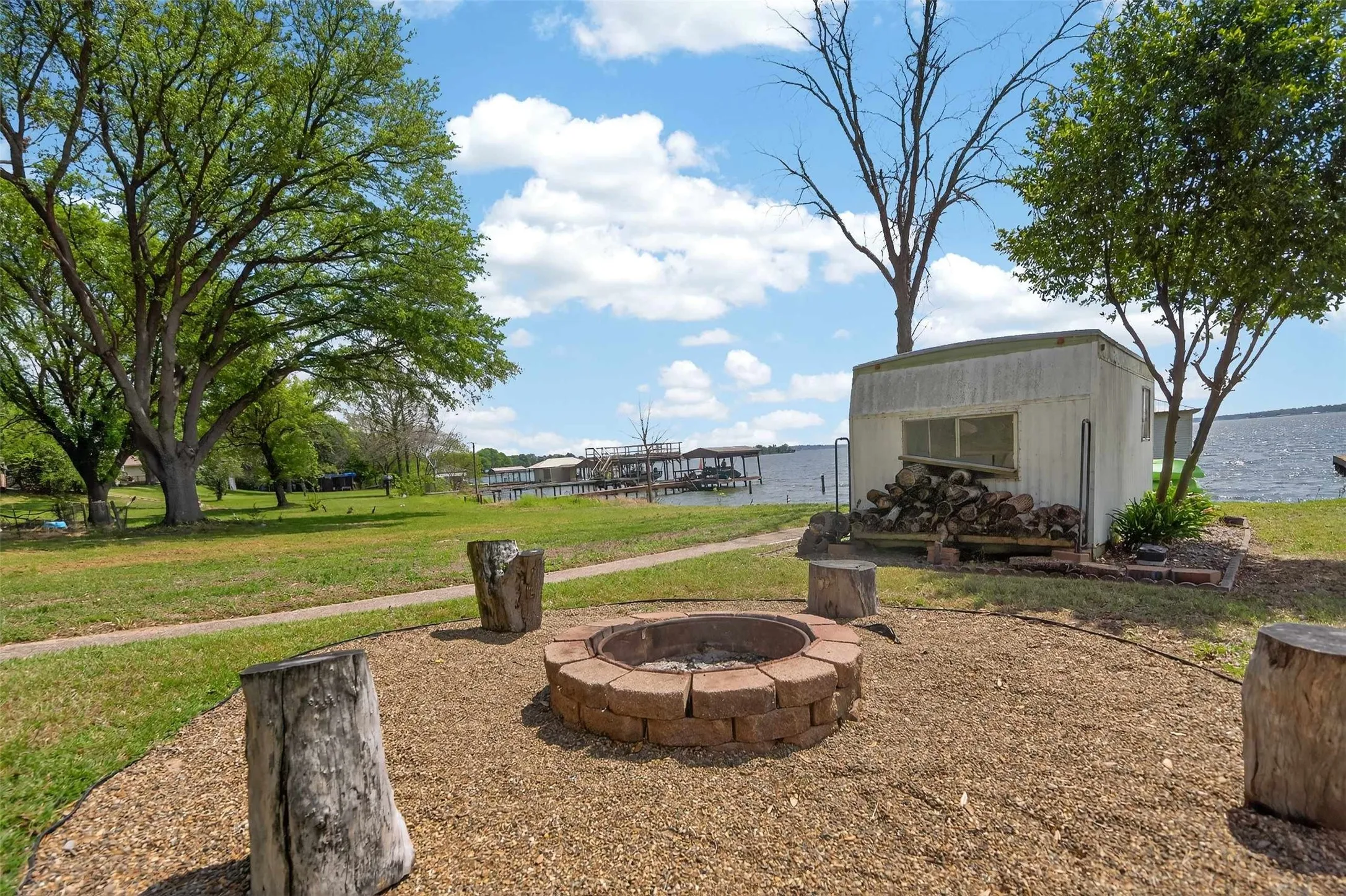 Mobile Home For Sale in Henderson County , 21308 Southwind Drive, Chandler, Texas 75758, 4 Bedroom, 3 Bathroom, Garage spaces, 2,759 Sqft, built in 1970, mls#21224913, Real Estate Agent in Chandler, Homes For Sale in Henderson county, Homes For Sale in Chandler, Realtor in Chandler Texas, Real Estate Brokerage Independent Realty Texas, Luminita Cordes Realtor