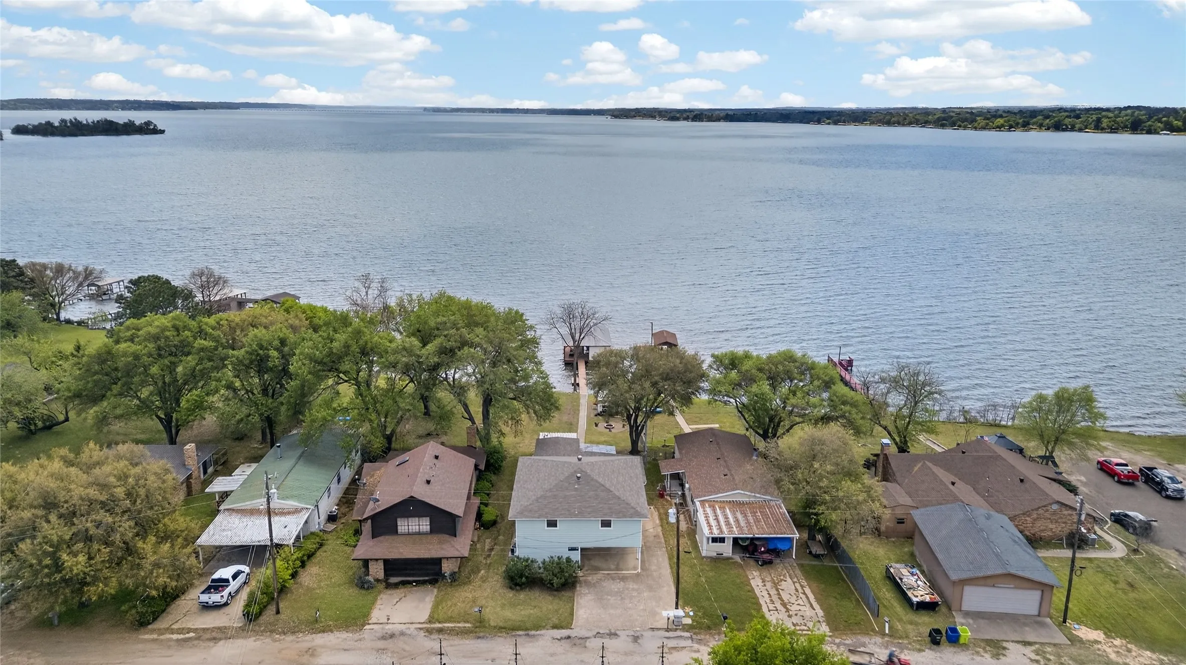 Mobile Home For Sale in Henderson County , 21308 Southwind Drive, Chandler, Texas 75758, 4 Bedroom, 3 Bathroom, Garage spaces, 2,759 Sqft, built in 1970, mls#21224913, Real Estate Agent in Chandler, Homes For Sale in Henderson county, Homes For Sale in Chandler, Realtor in Chandler Texas, Real Estate Brokerage Independent Realty Texas, Luminita Cordes Realtor