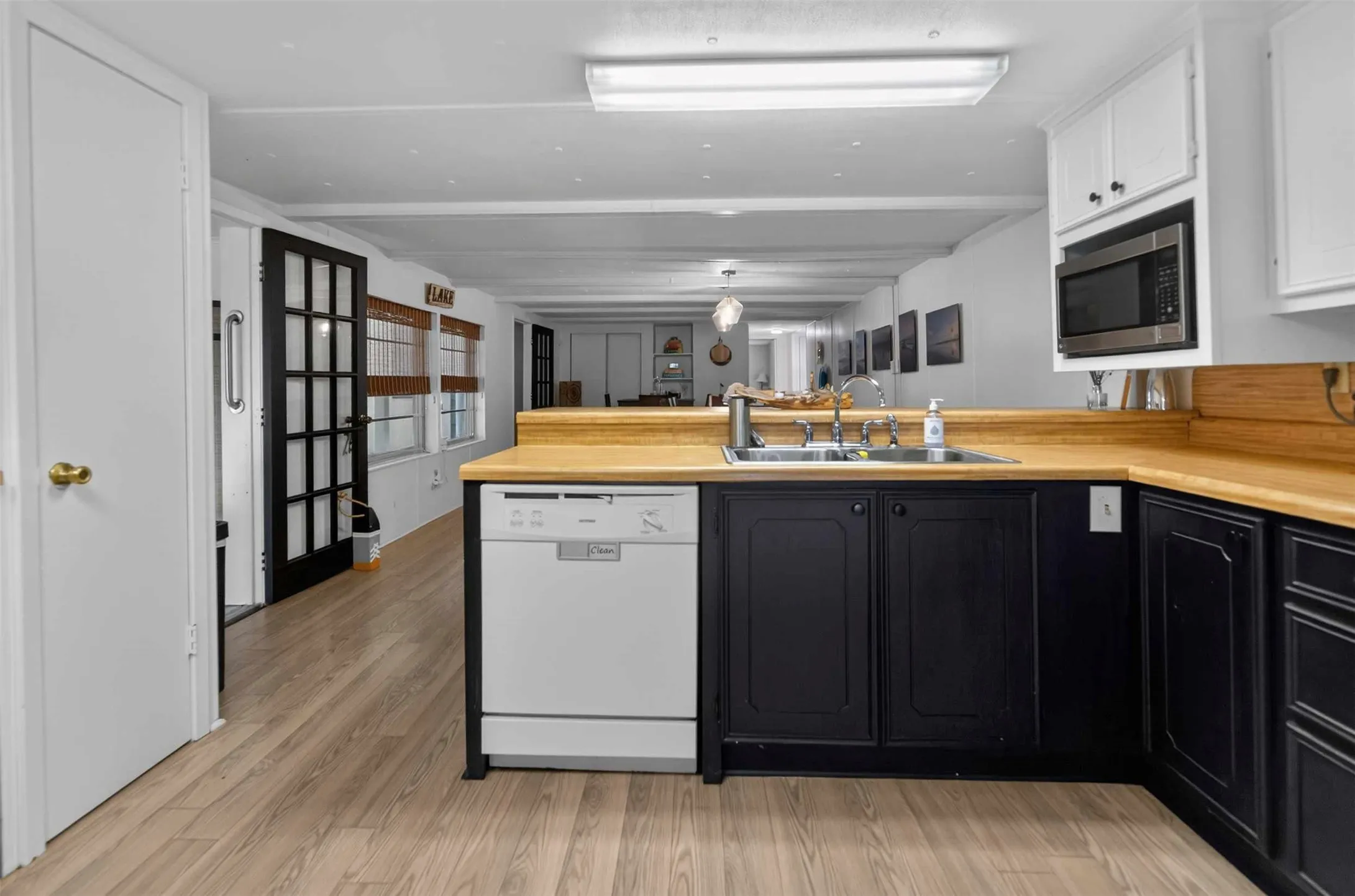 Mobile Home For Sale in Henderson County , 21308 Southwind Drive, Chandler, Texas 75758, 4 Bedroom, 3 Bathroom, Garage spaces, 2,759 Sqft, built in 1970, mls#21224913, Real Estate Agent in Chandler, Homes For Sale in Henderson county, Homes For Sale in Chandler, Realtor in Chandler Texas, Real Estate Brokerage Independent Realty Texas, Luminita Cordes Realtor