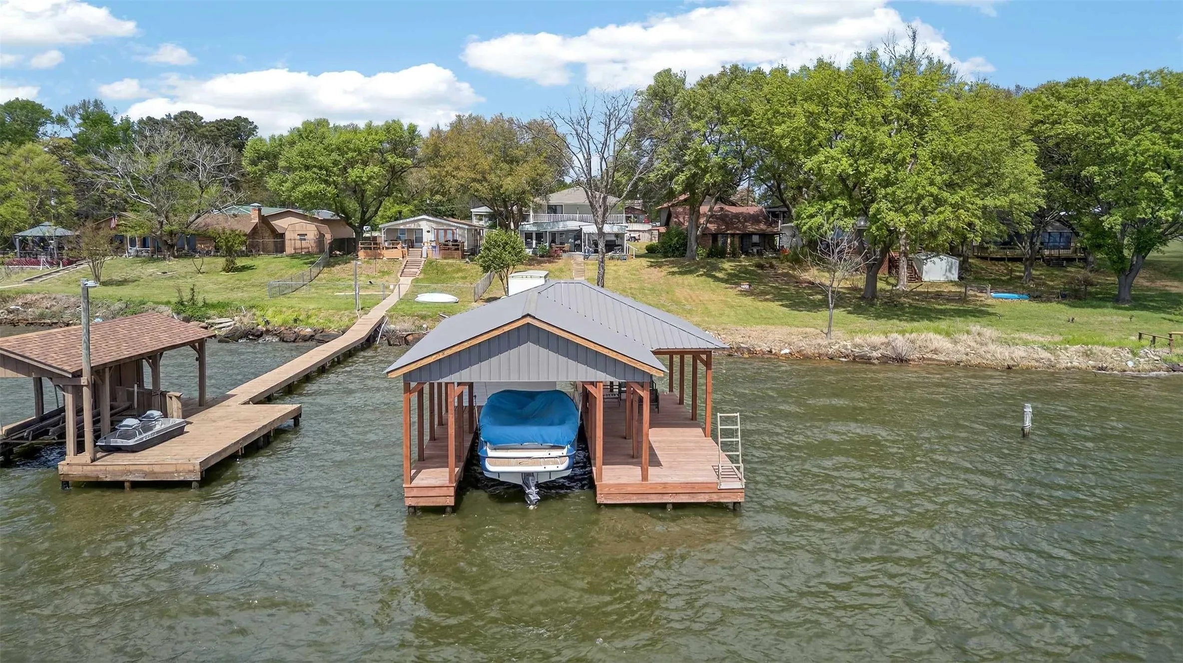 Mobile Home For Sale in Henderson County , 21308 Southwind Drive, Chandler, Texas 75758, 4 Bedroom, 3 Bathroom, Garage spaces, 2,759 Sqft, built in 1970, mls#21224913, Real Estate Agent in Chandler, Homes For Sale in Henderson county, Homes For Sale in Chandler, Realtor in Chandler Texas, Real Estate Brokerage Independent Realty Texas, Luminita Cordes Realtor