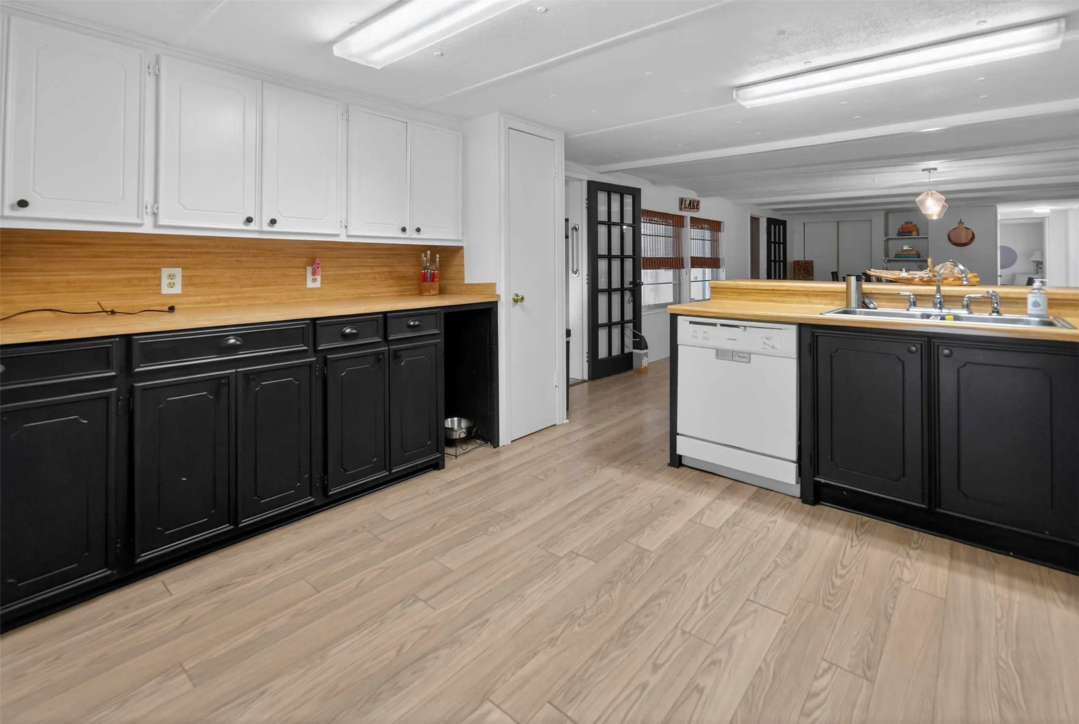 Mobile Home For Sale in Henderson County , 21308 Southwind Drive, Chandler, Texas 75758, 4 Bedroom, 3 Bathroom, Garage spaces, 2,759 Sqft, built in 1970, mls#21224913, Real Estate Agent in Chandler, Homes For Sale in Henderson county, Homes For Sale in Chandler, Realtor in Chandler Texas, Real Estate Brokerage Independent Realty Texas, Luminita Cordes Realtor