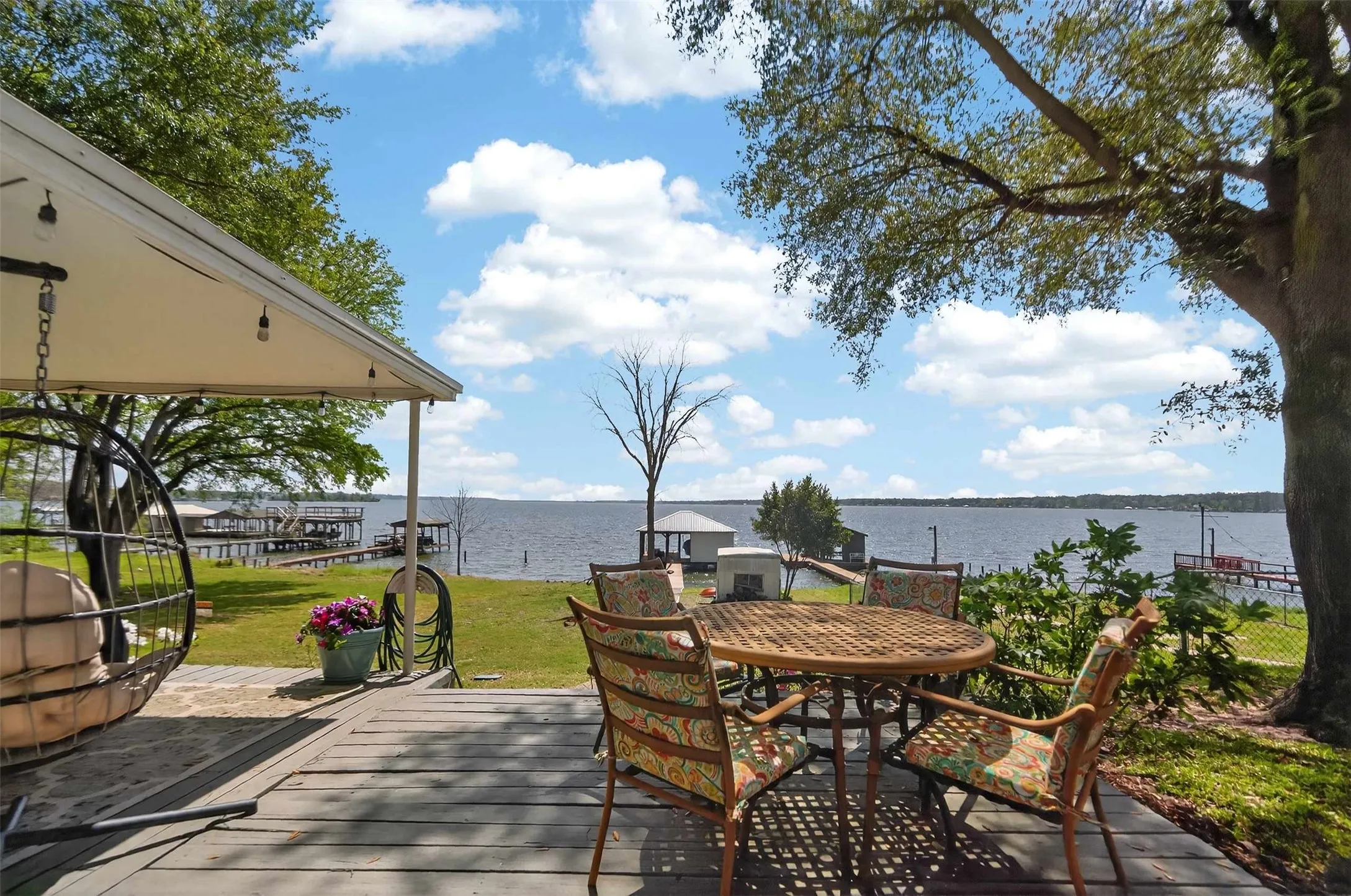 Mobile Home For Sale in Henderson County , 21308 Southwind Drive, Chandler, Texas 75758, 4 Bedroom, 3 Bathroom, Garage spaces, 2,759 Sqft, built in 1970, mls#21224913, Real Estate Agent in Chandler, Homes For Sale in Henderson county, Homes For Sale in Chandler, Realtor in Chandler Texas, Real Estate Brokerage Independent Realty Texas, Luminita Cordes Realtor