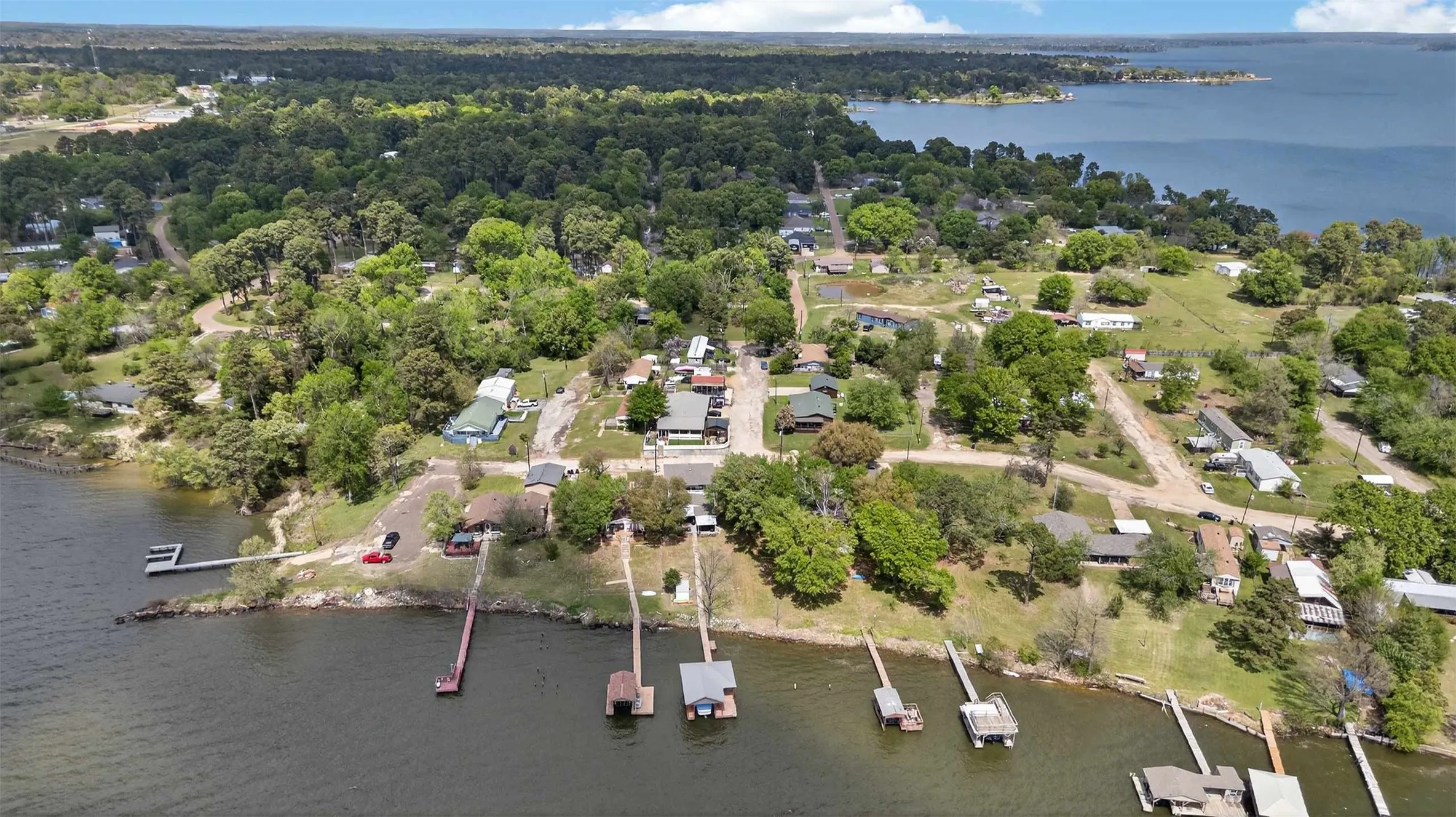 Mobile Home For Sale in Henderson County , 21308 Southwind Drive, Chandler, Texas 75758, 4 Bedroom, 3 Bathroom, Garage spaces, 2,759 Sqft, built in 1970, mls#21224913, Real Estate Agent in Chandler, Homes For Sale in Henderson county, Homes For Sale in Chandler, Realtor in Chandler Texas, Real Estate Brokerage Independent Realty Texas, Luminita Cordes Realtor