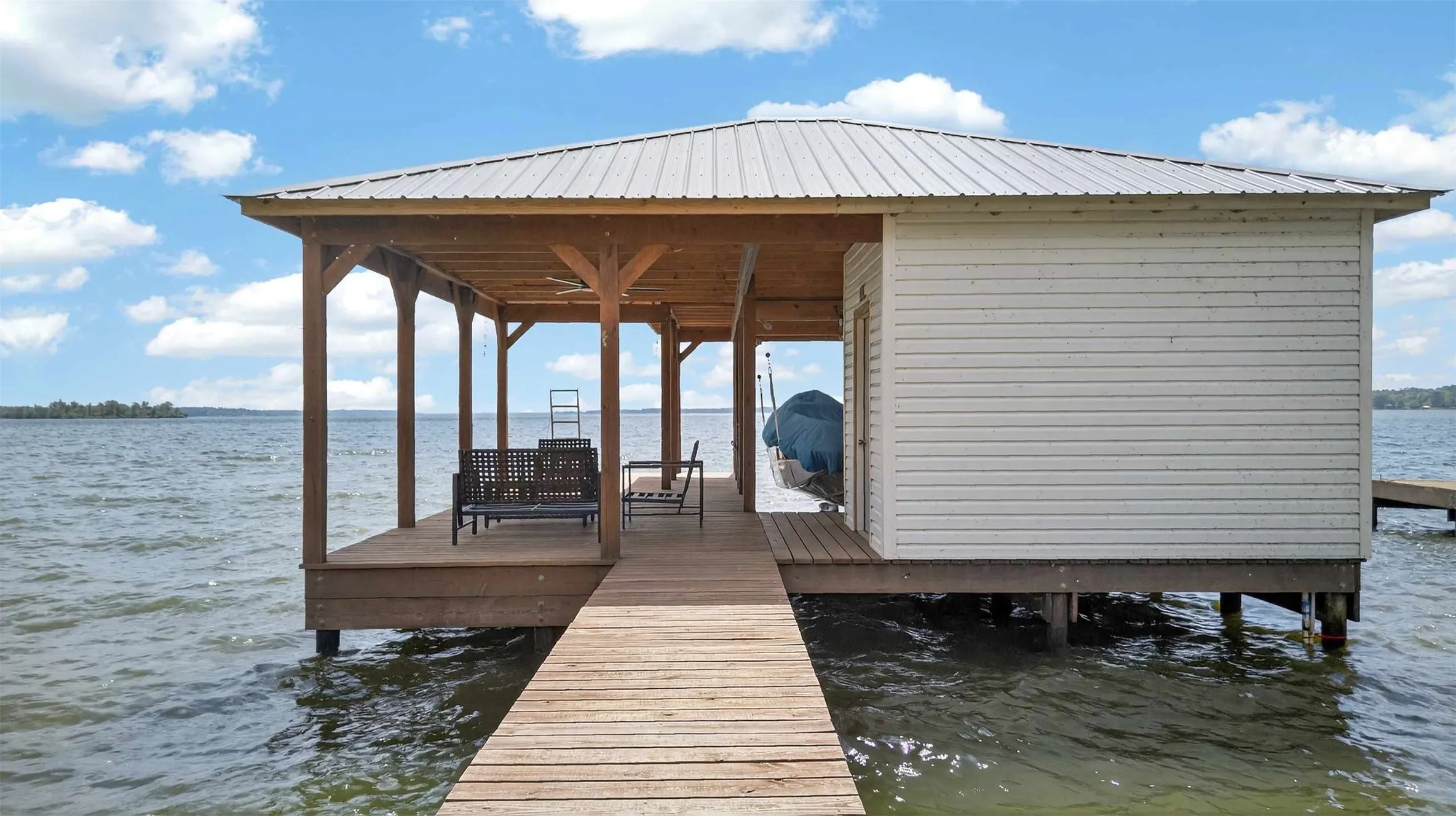 Mobile Home For Sale in Henderson County , 21308 Southwind Drive, Chandler, Texas 75758, 4 Bedroom, 3 Bathroom, Garage spaces, 2,759 Sqft, built in 1970, mls#21224913, Real Estate Agent in Chandler, Homes For Sale in Henderson county, Homes For Sale in Chandler, Realtor in Chandler Texas, Real Estate Brokerage Independent Realty Texas, Luminita Cordes Realtor